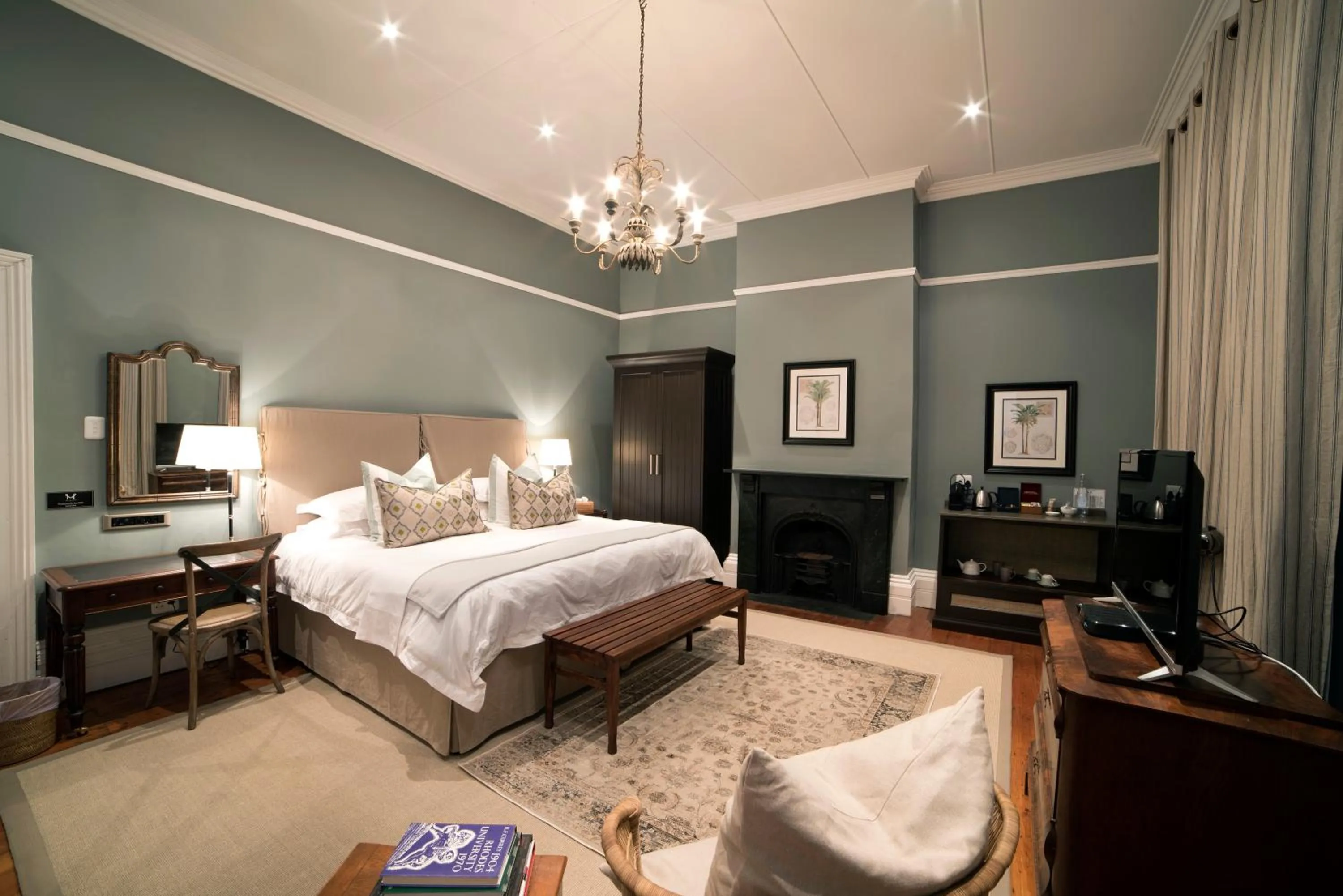 Coffee/tea facilities, Bed in The Milner by The Oyster Collection