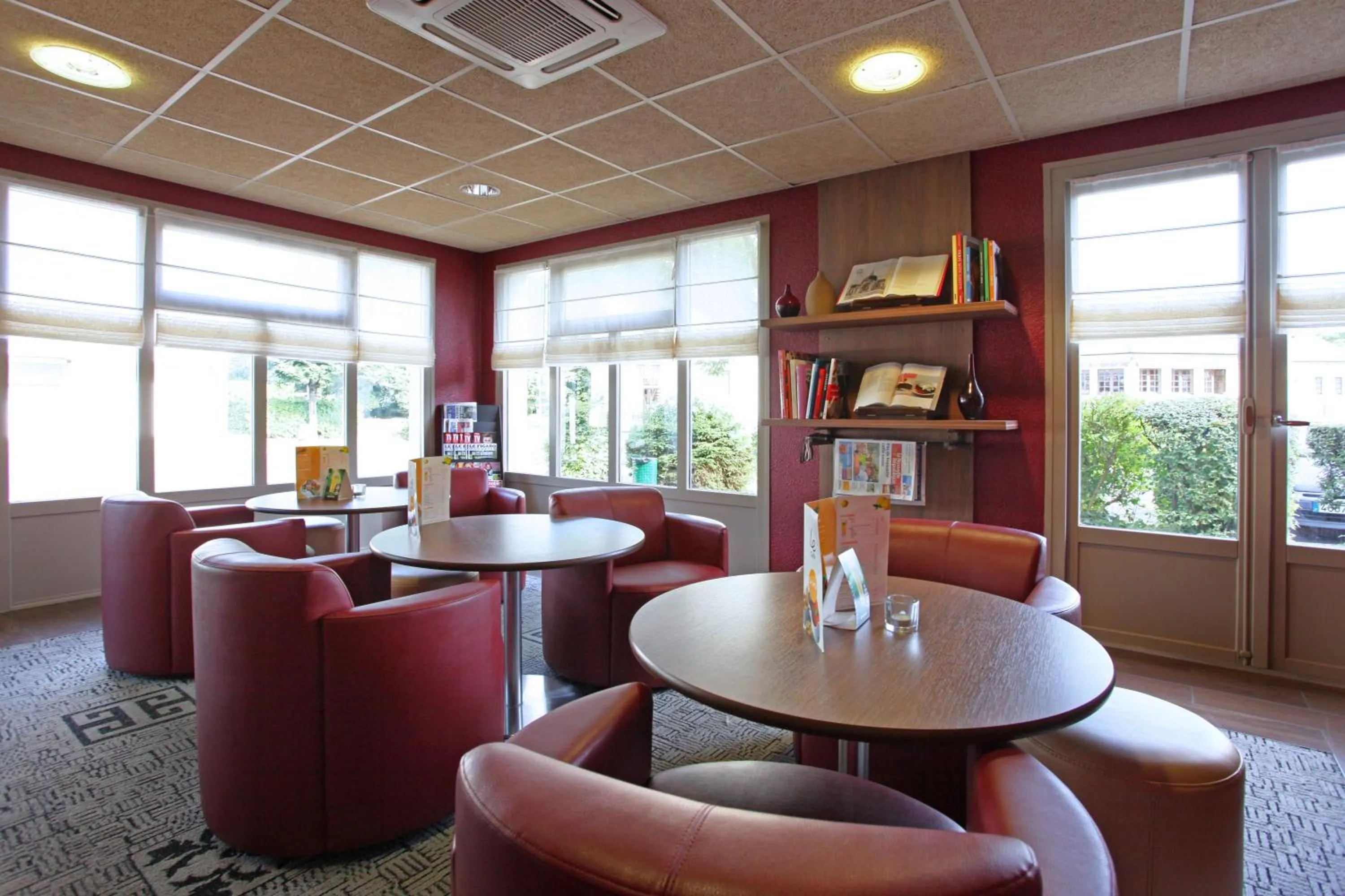 Lounge or bar in Campanile Tours Sud ~ Joué-Les-Tours