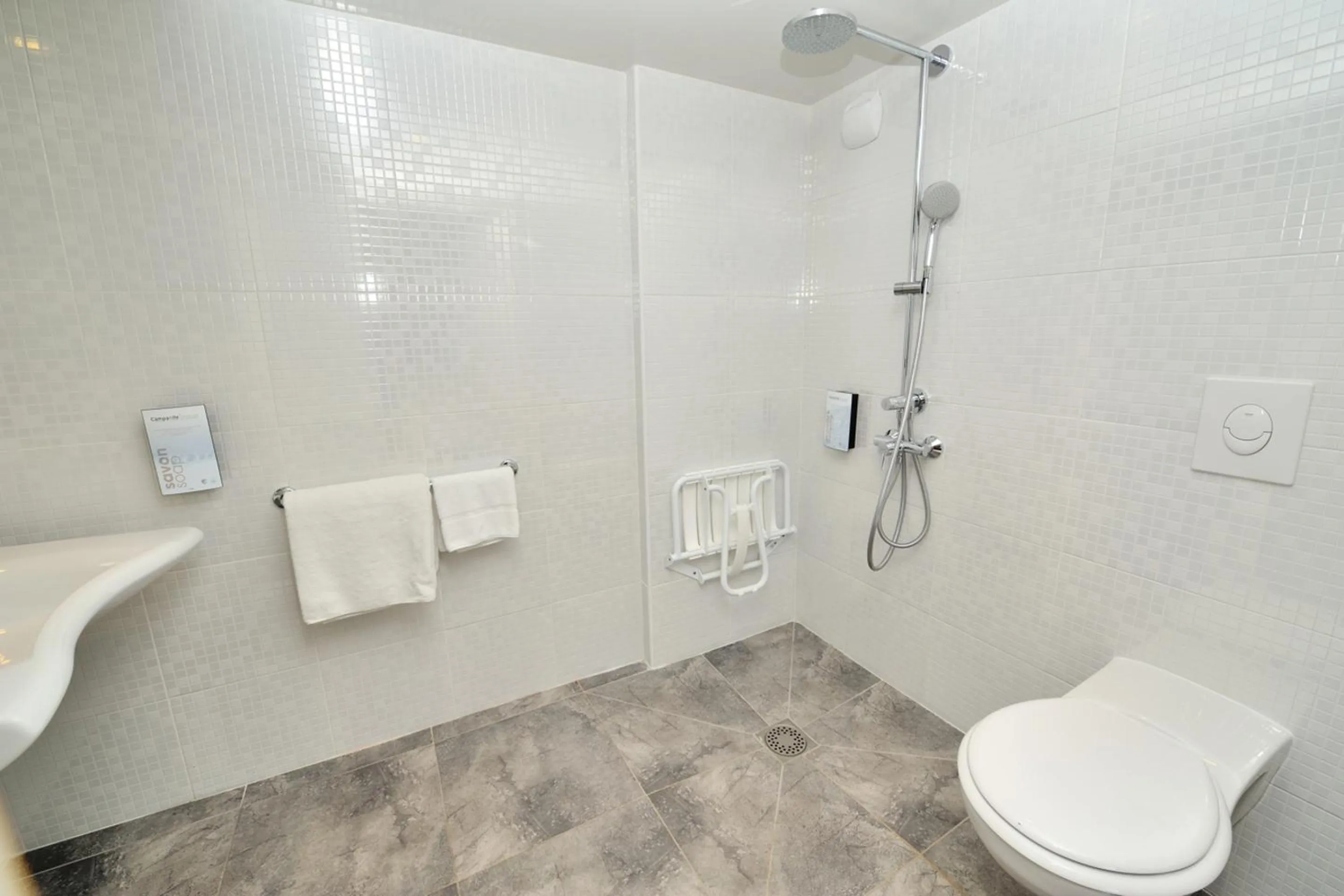 Bathroom in Campanile Valence Sud