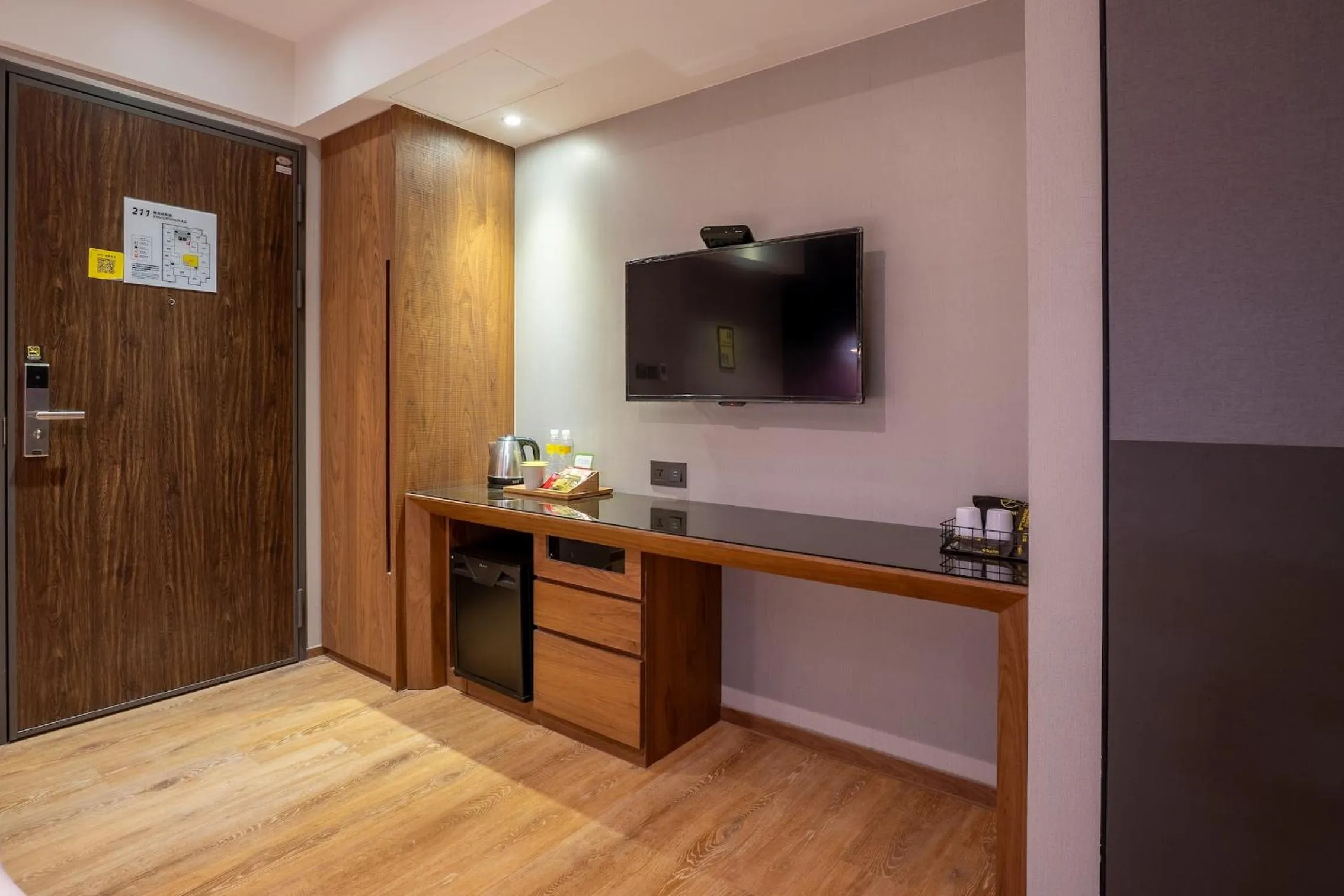 TV and multimedia in CHECK inn Taichung Wenxin Zhongqing