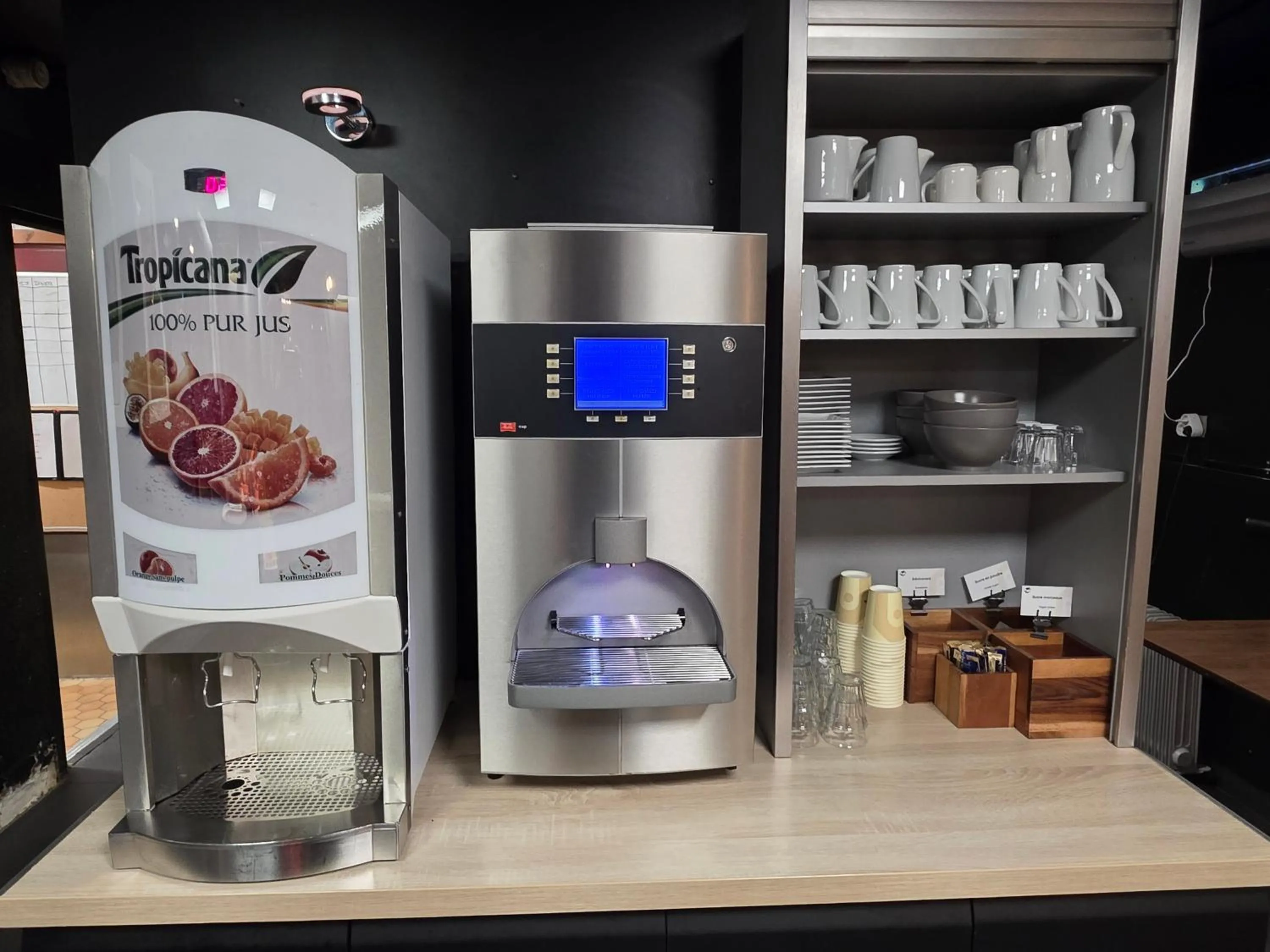 Buffet breakfast in Hôtel Restaurant Campanile Aurillac