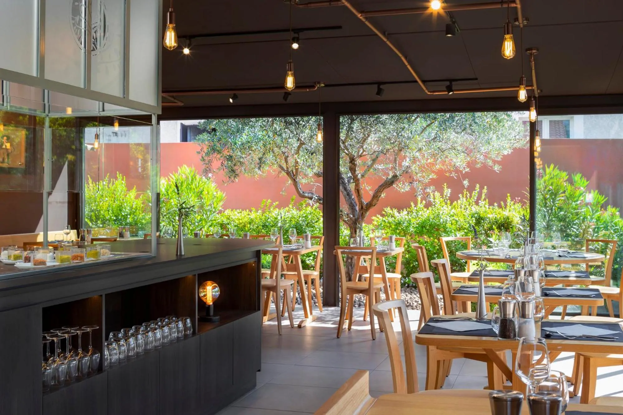 Restaurant/places to eat in Terre de Provence Hôtel & Spa