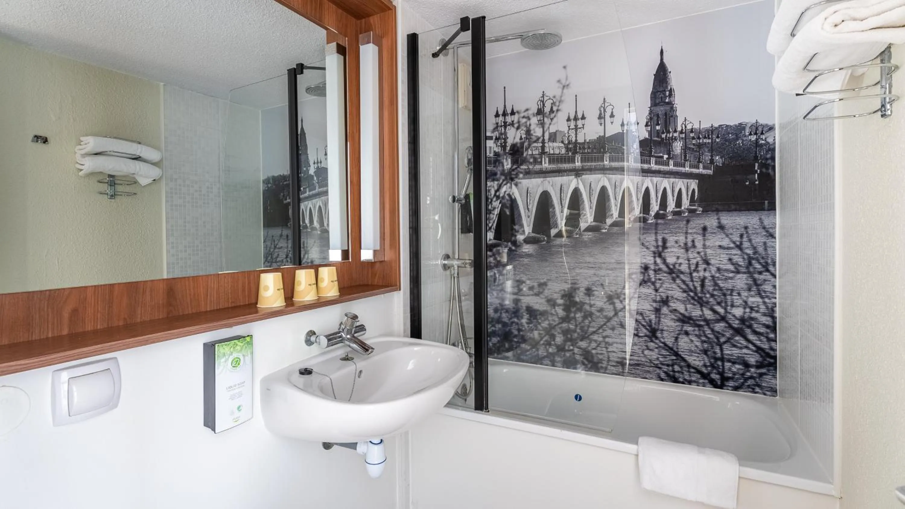 Shower in Campanile Brest - Gouesnou Aeroport