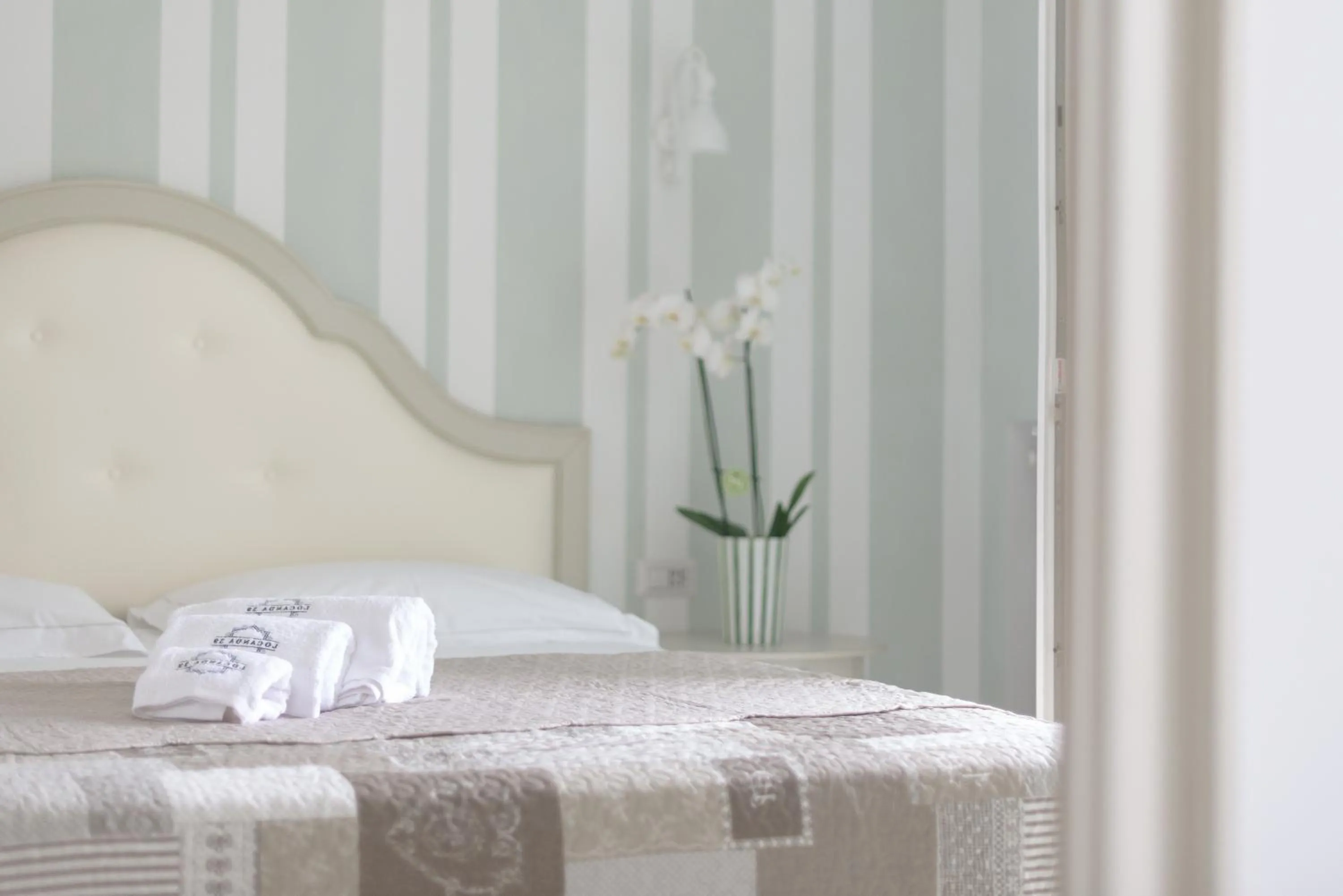 Bedroom, Bed in Gruppo Luxe Domus Vigevano