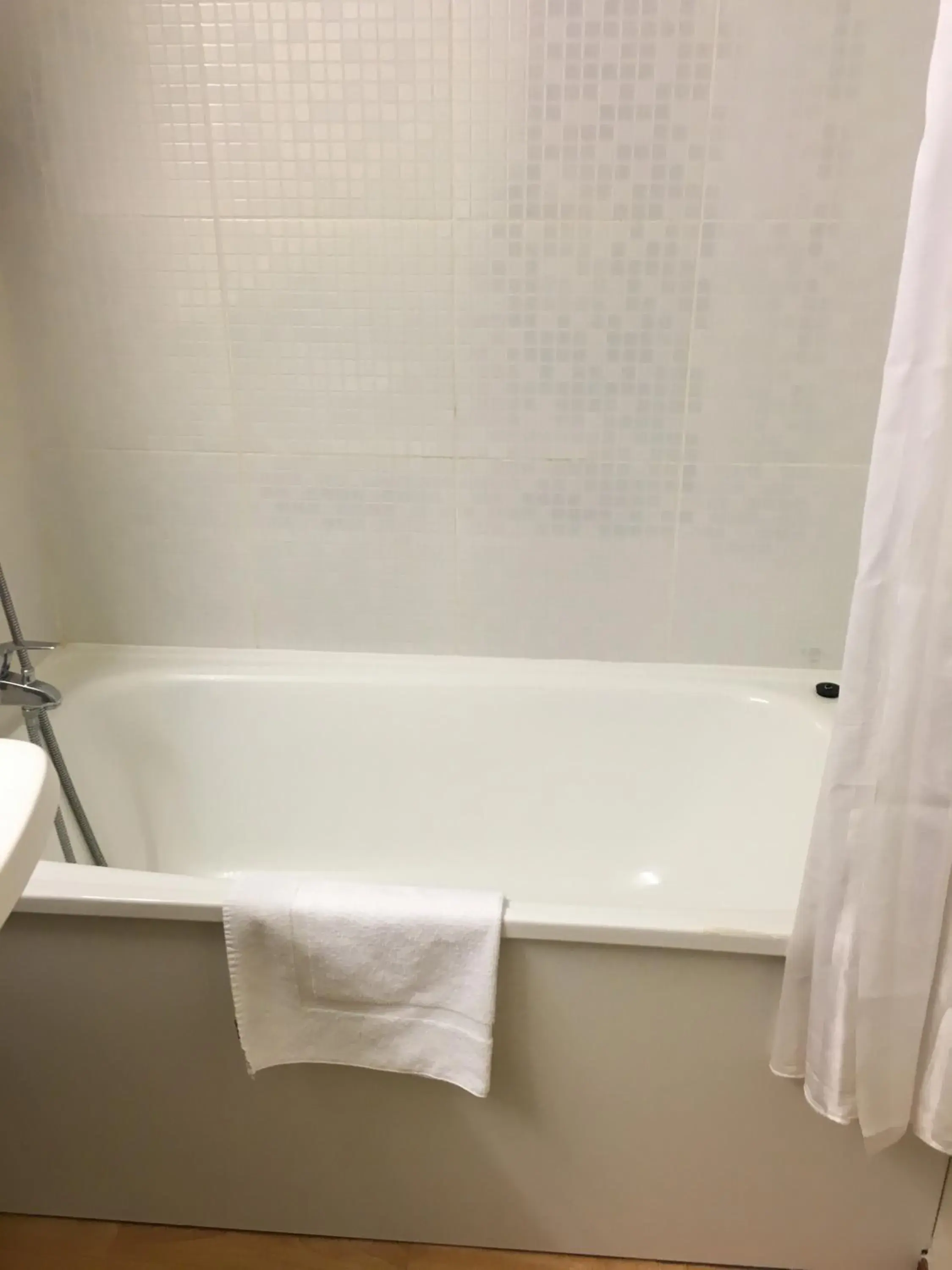 Triple Room (1 Double bed + 1 Junior Bed) in Campanile Dax - Saint-Paul-Les-Dax Triple Room (1 Double bed + 1 Junior Bed) in Campanile Dax - Saint-Paul-Les-Dax