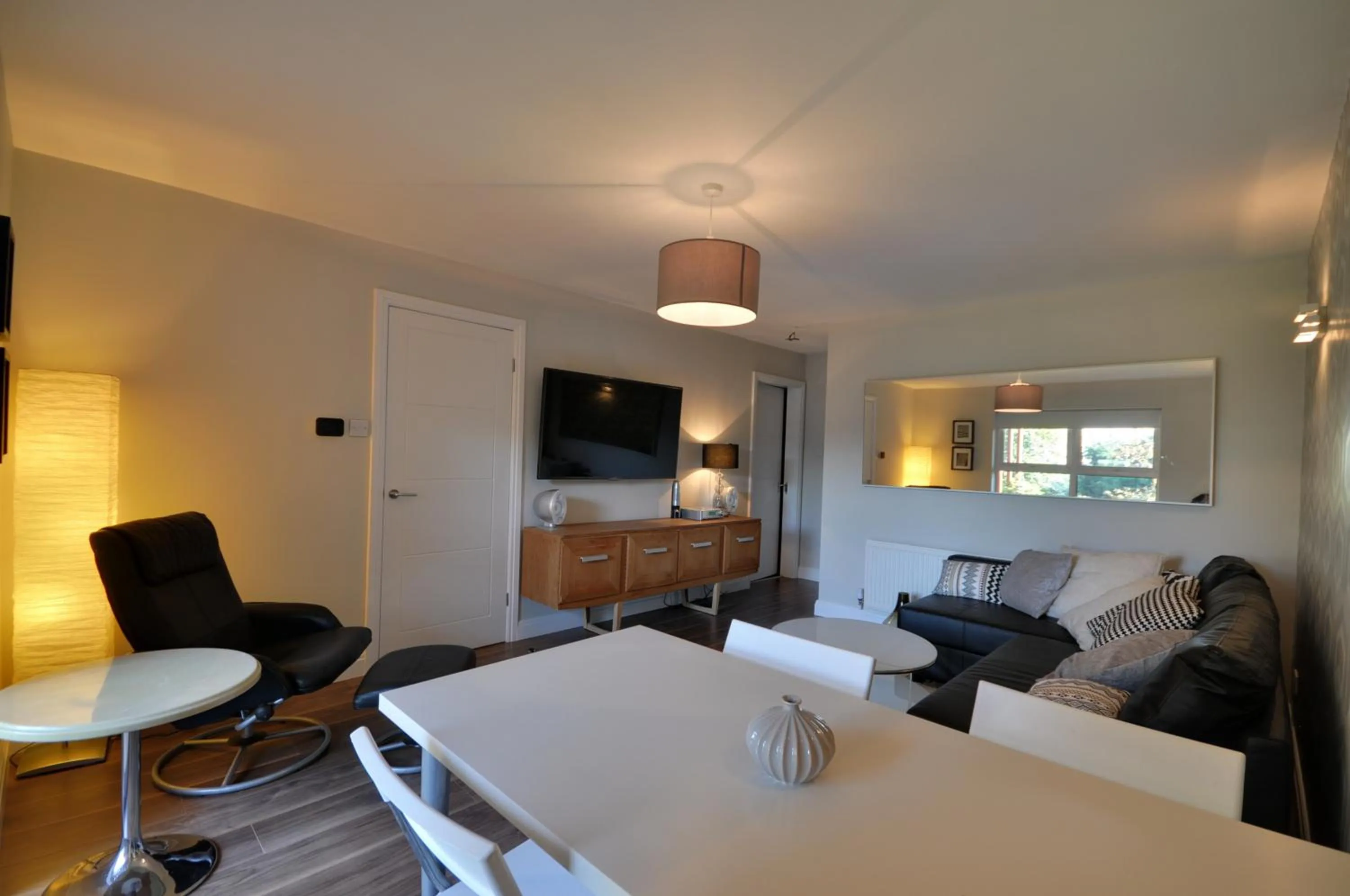 TV and multimedia in The Garden Apartment, Near Airport & City