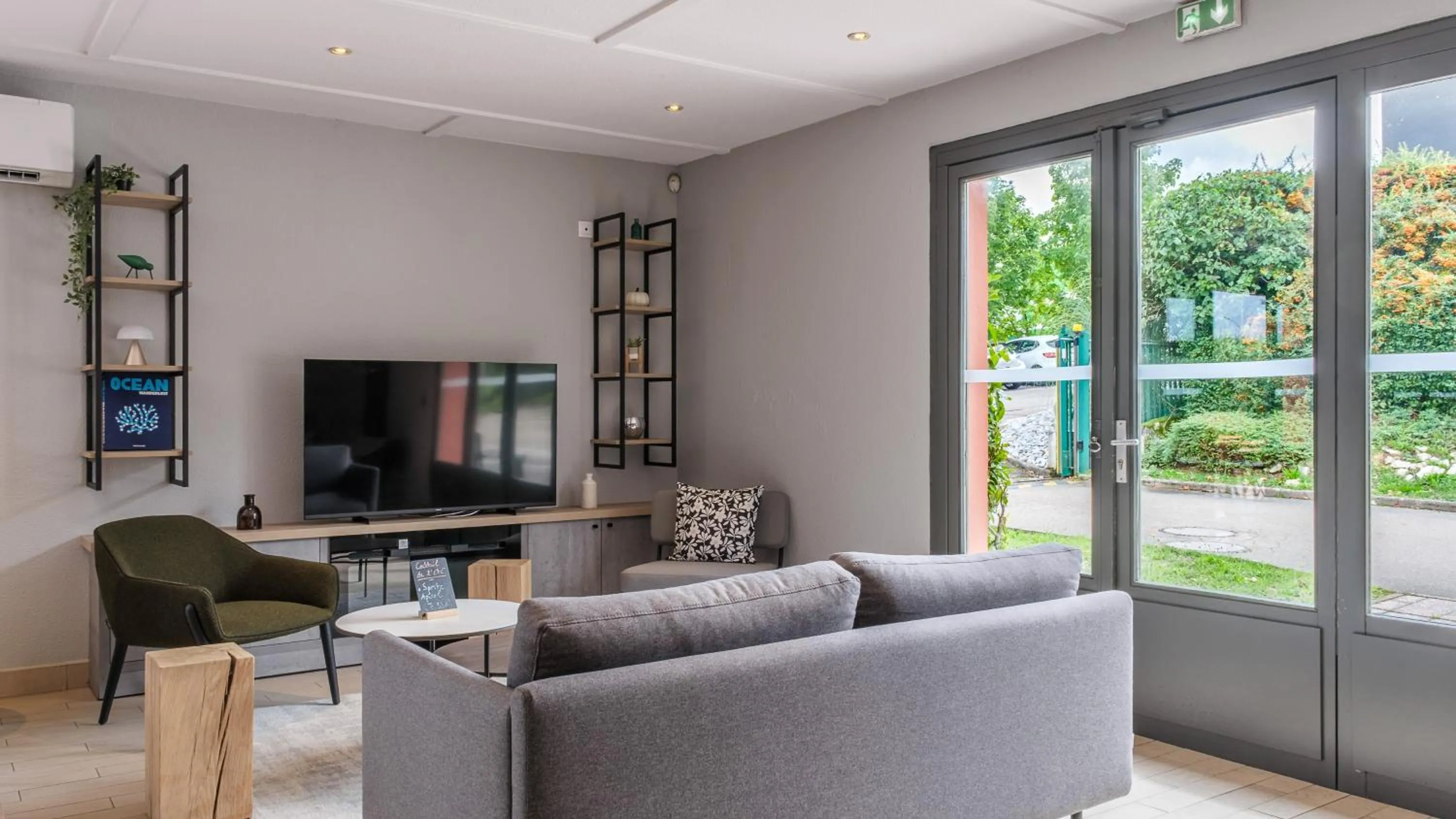 Communal lounge/ TV room in Campanile NATURE - Besançon Ouest Chateaufarine