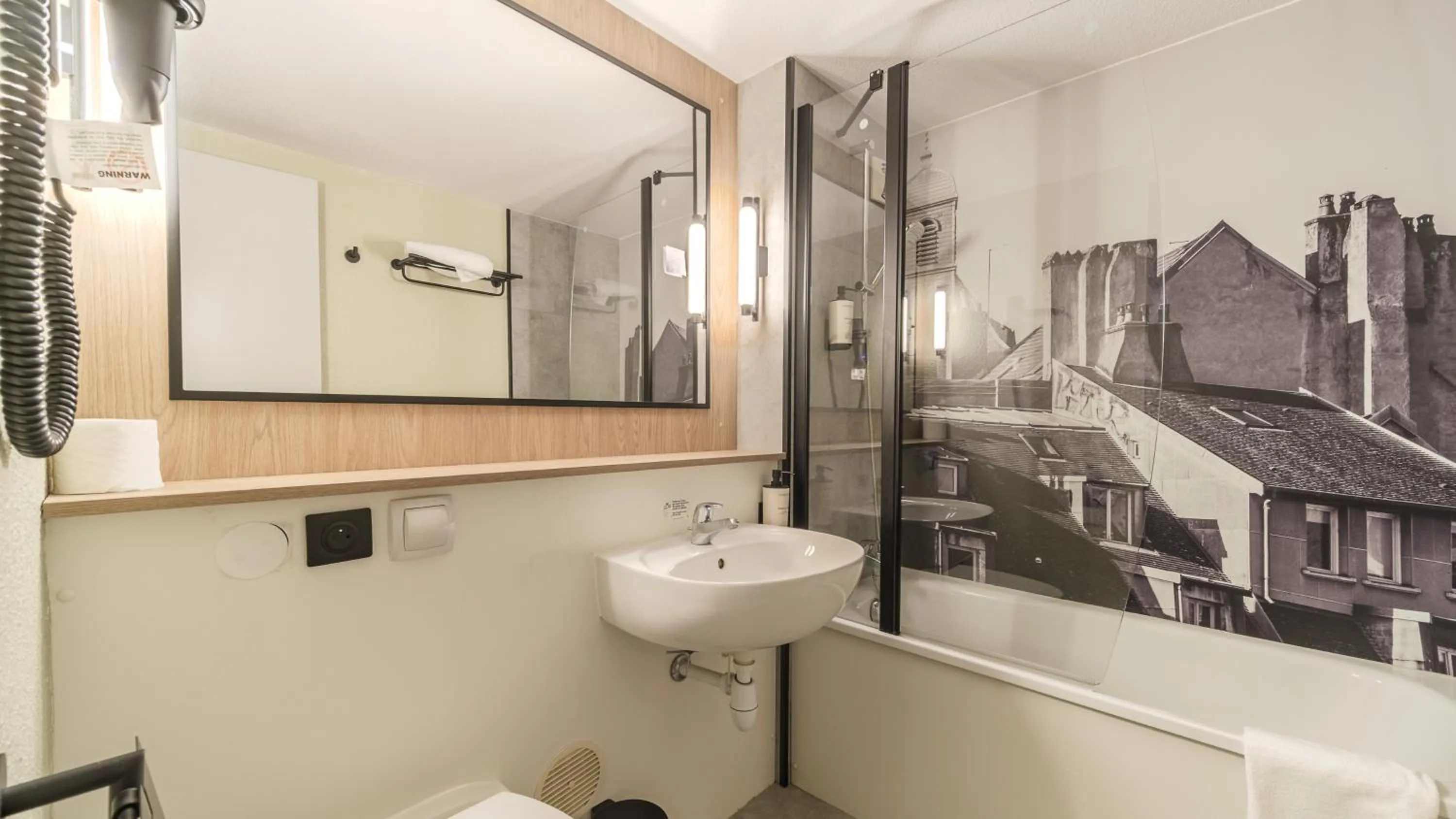 Bathroom in Campanile NATURE - Besançon Ouest Chateaufarine