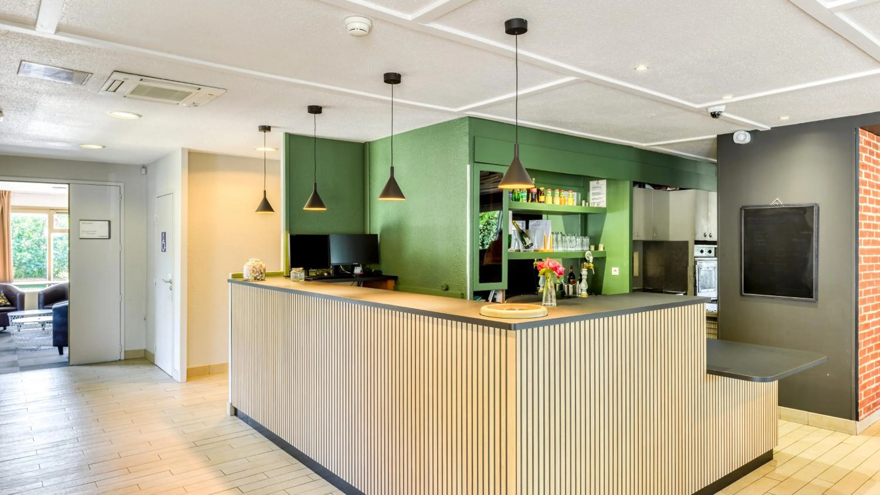 Lobby or reception in Campanile NATURE - Bordeaux Est Artigues