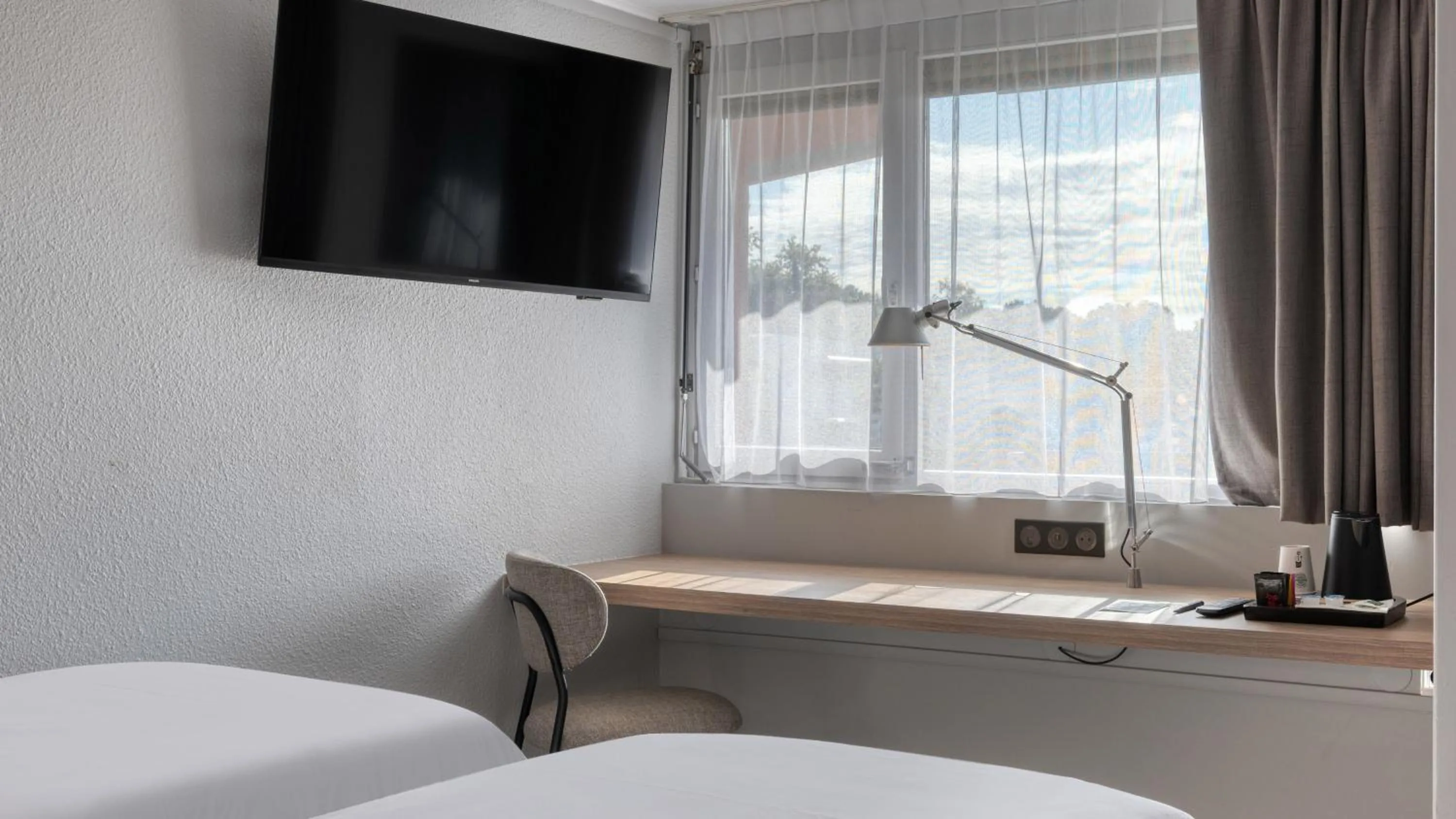 Photo of the whole room, Bed in Campanile NATURE - Bordeaux Sud Gradignan Talence