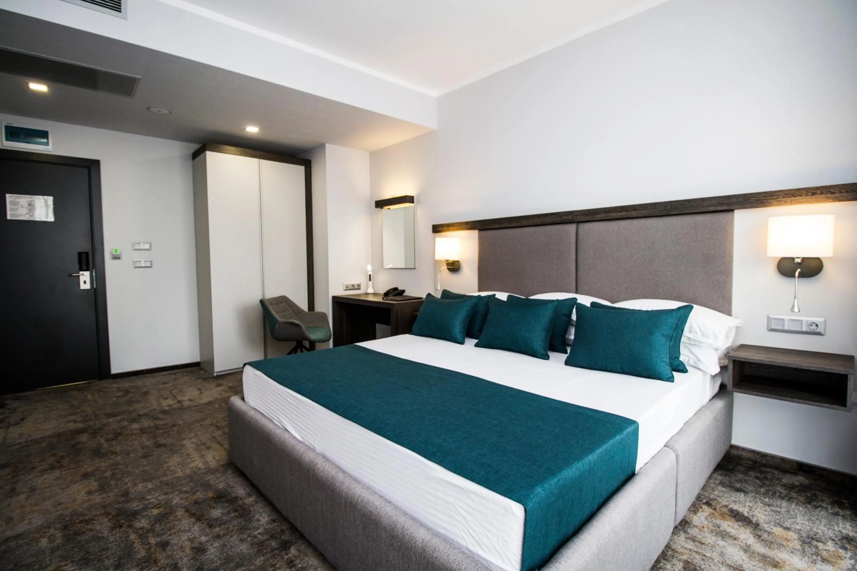 Bedroom, Bed in Best Western PLUS Premium Inn