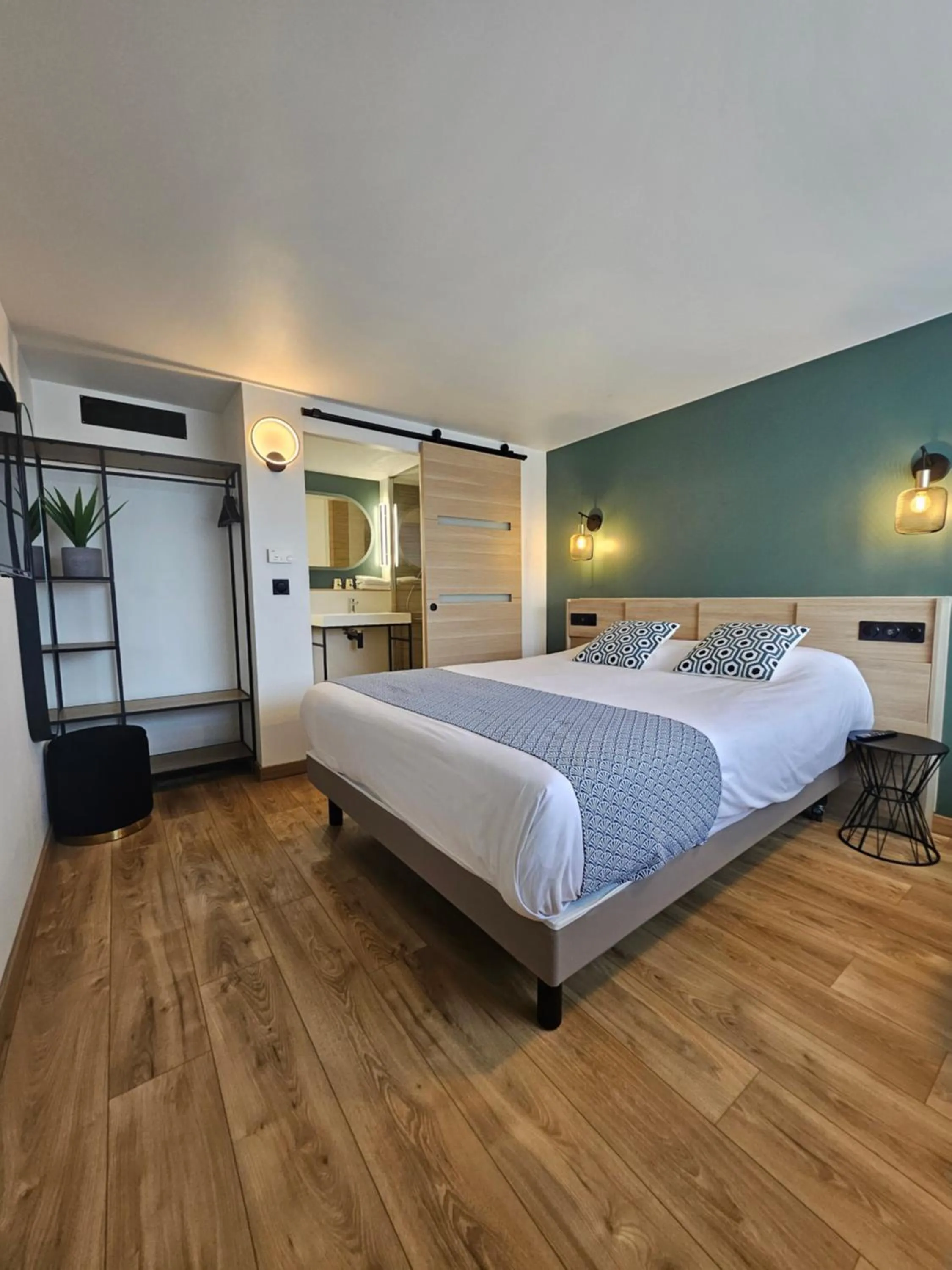 Photo of the whole room, Bed in Campanile Chartres