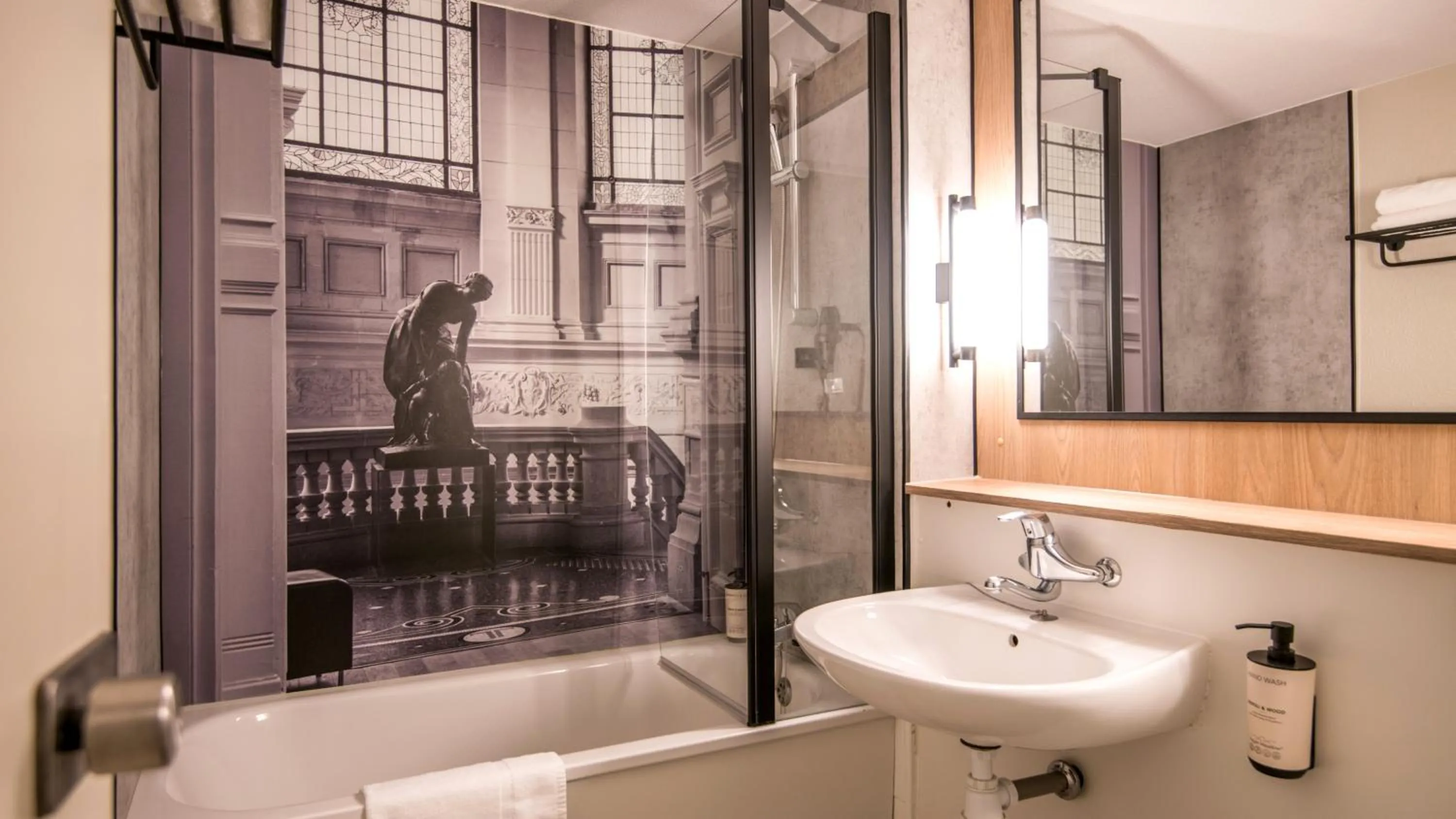 Bathroom in Campanile Colmar - Parc des Expositions