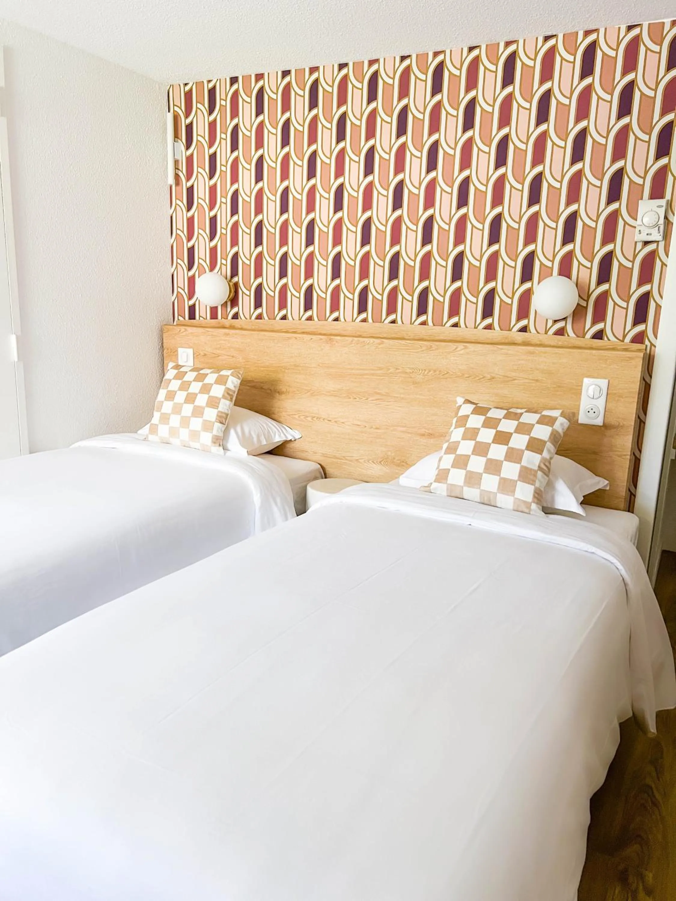 Bedroom, Bed in Kyriad Cannes - Mandelieu