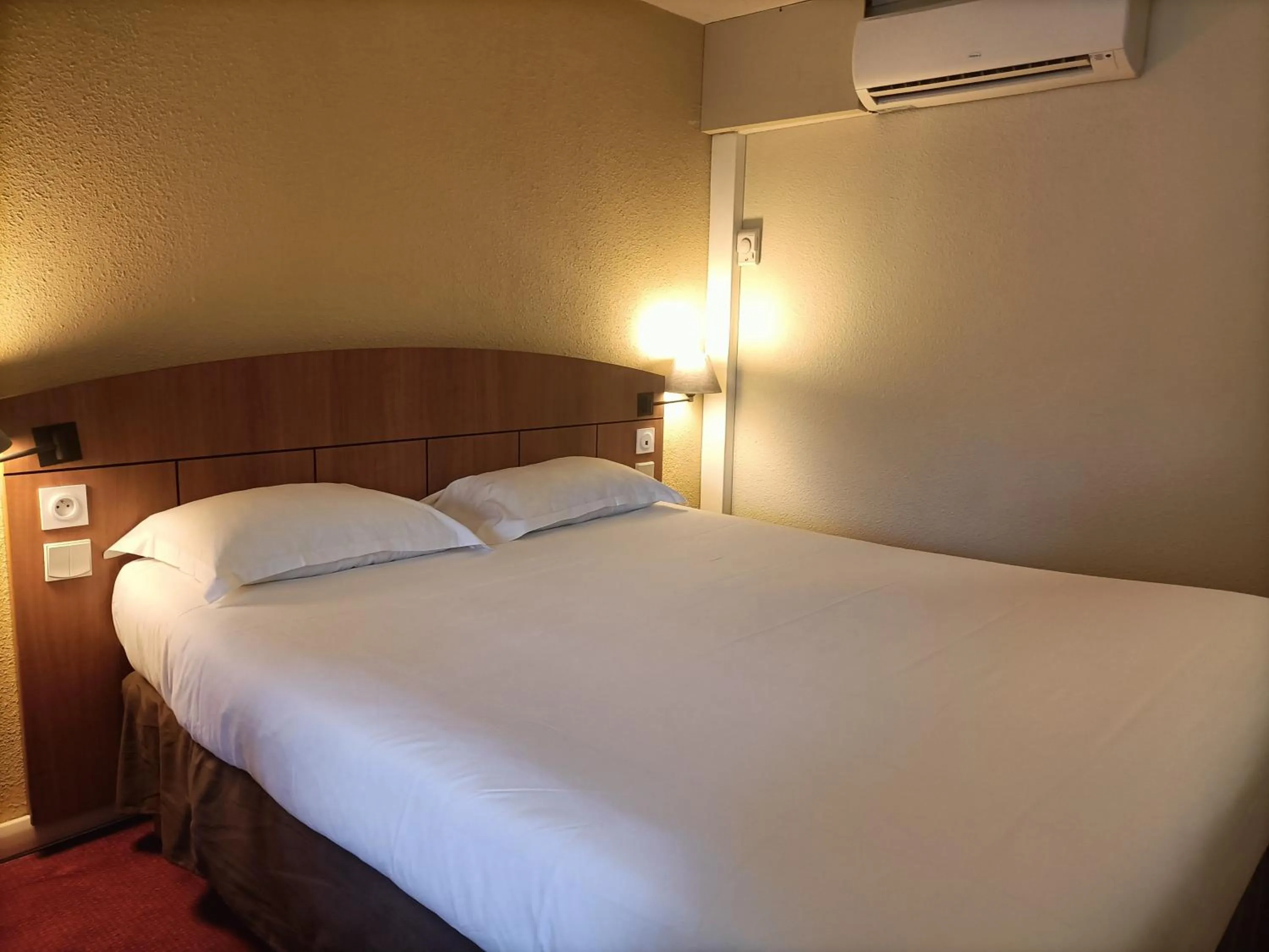 Bedroom, Bed in Kyriad Genève St-Genis-Pouilly