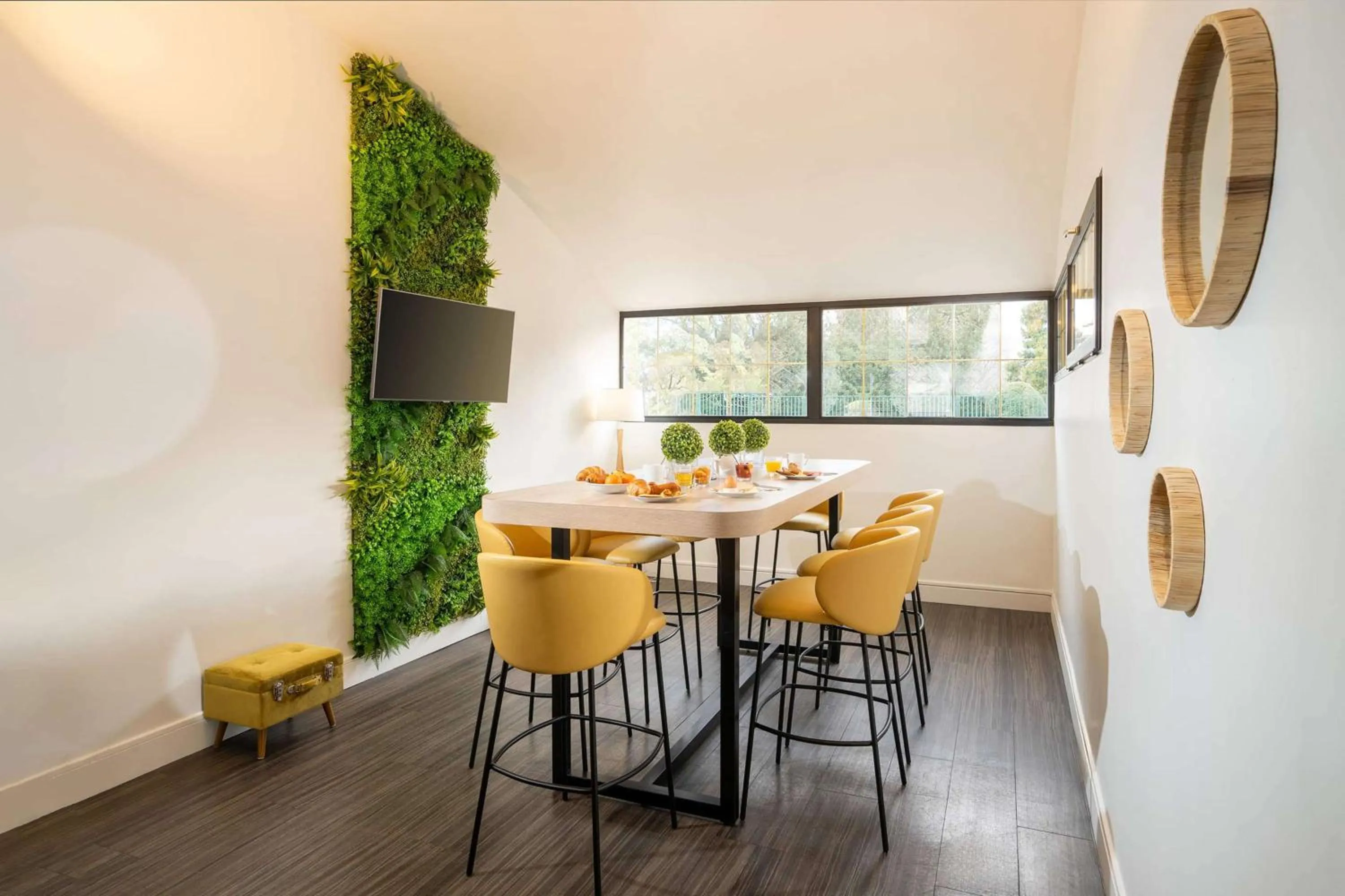 Lobby or reception in Best Western Voiron Centre