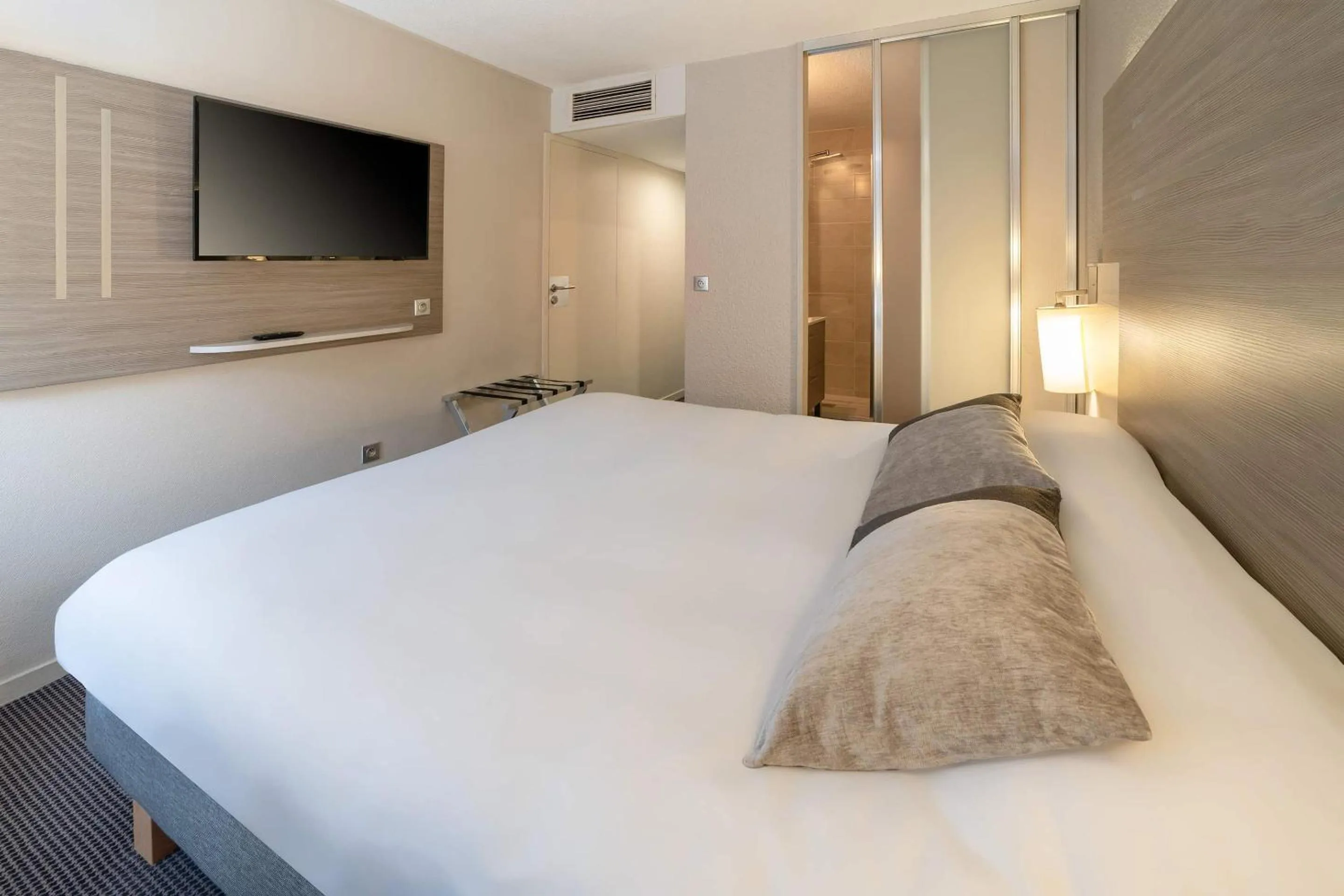 Bed in Best Western Voiron Centre