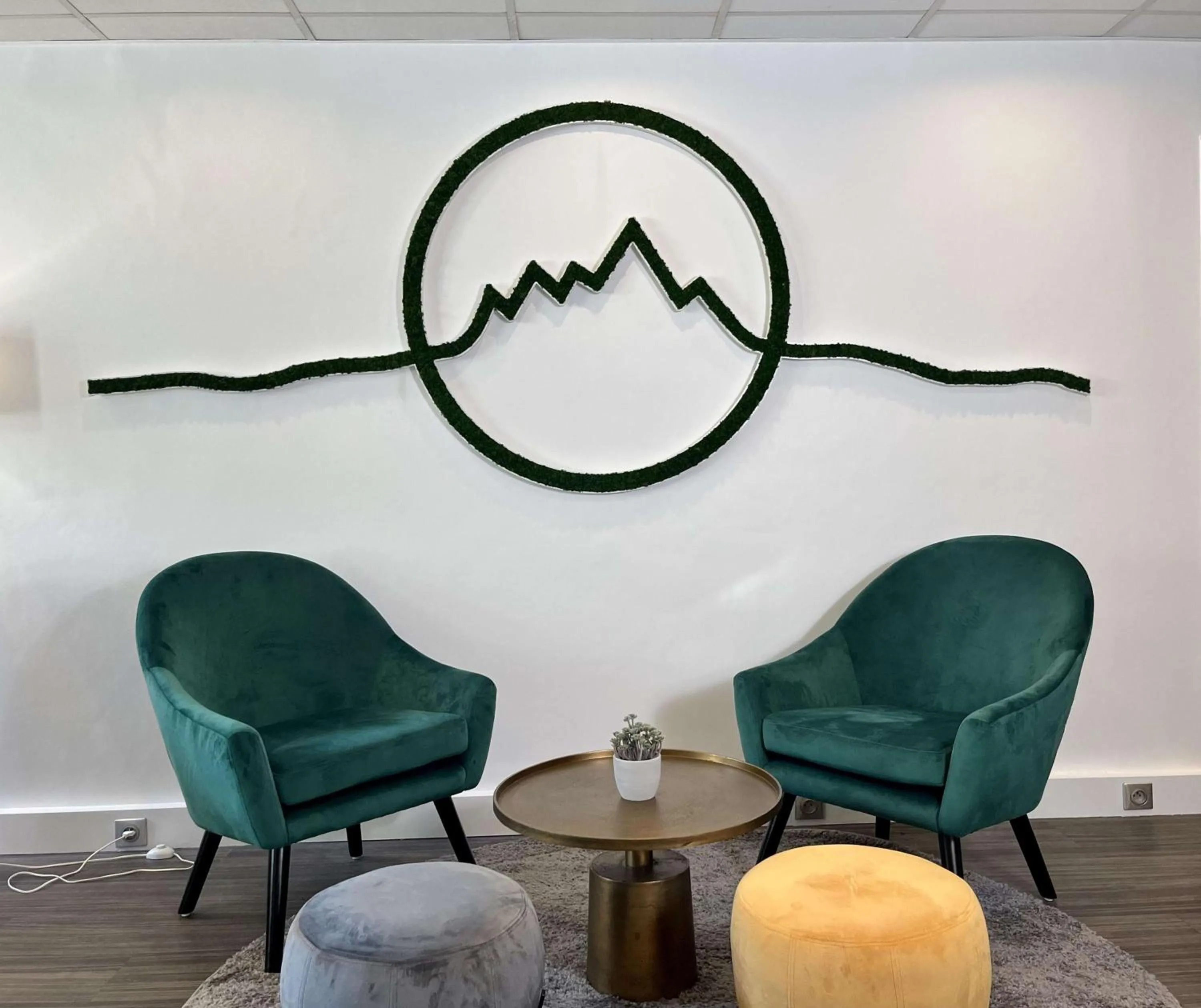 Communal lounge/ TV room in Best Western Voiron Centre