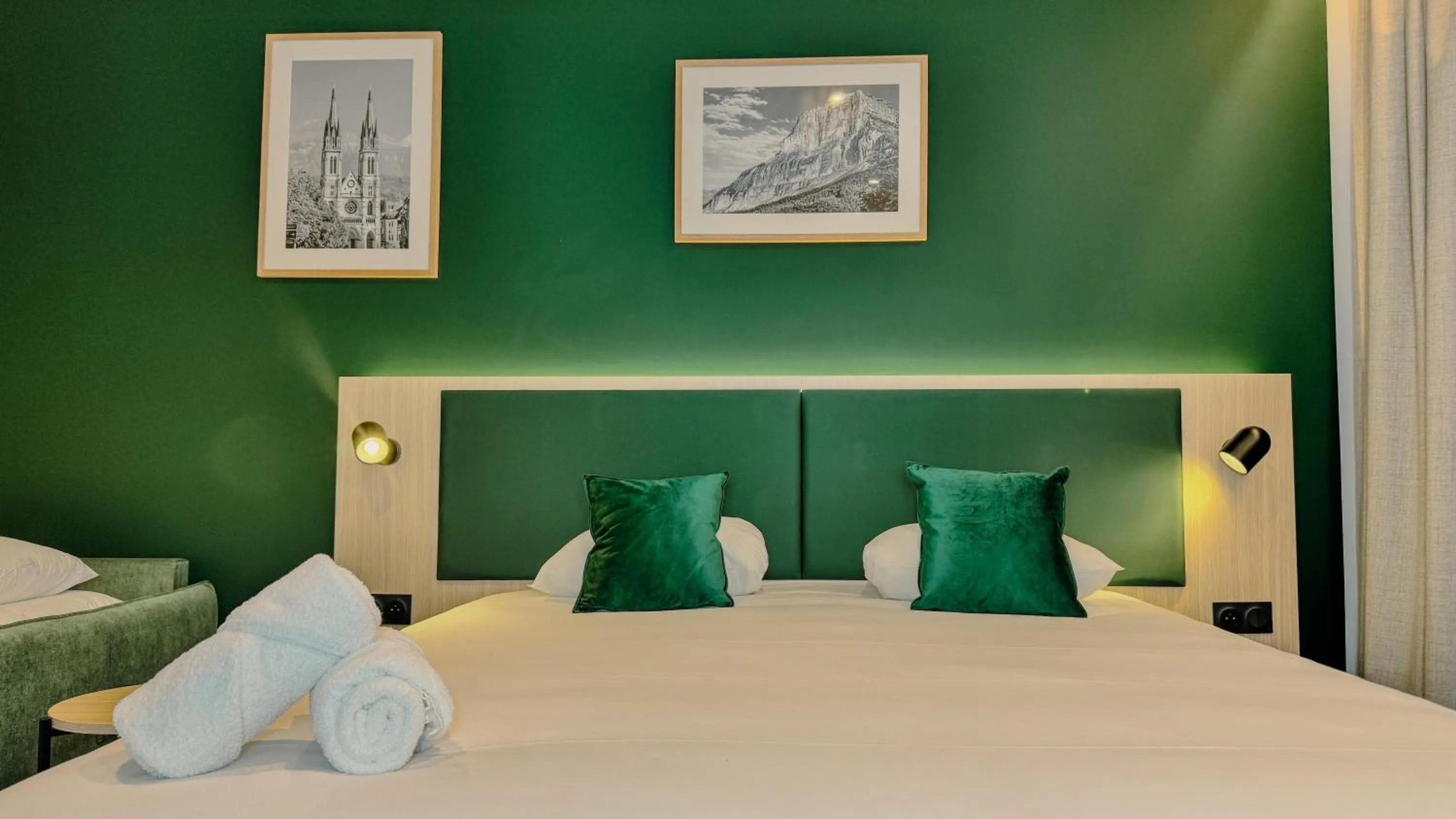 Bed in Best Western Voiron Centre