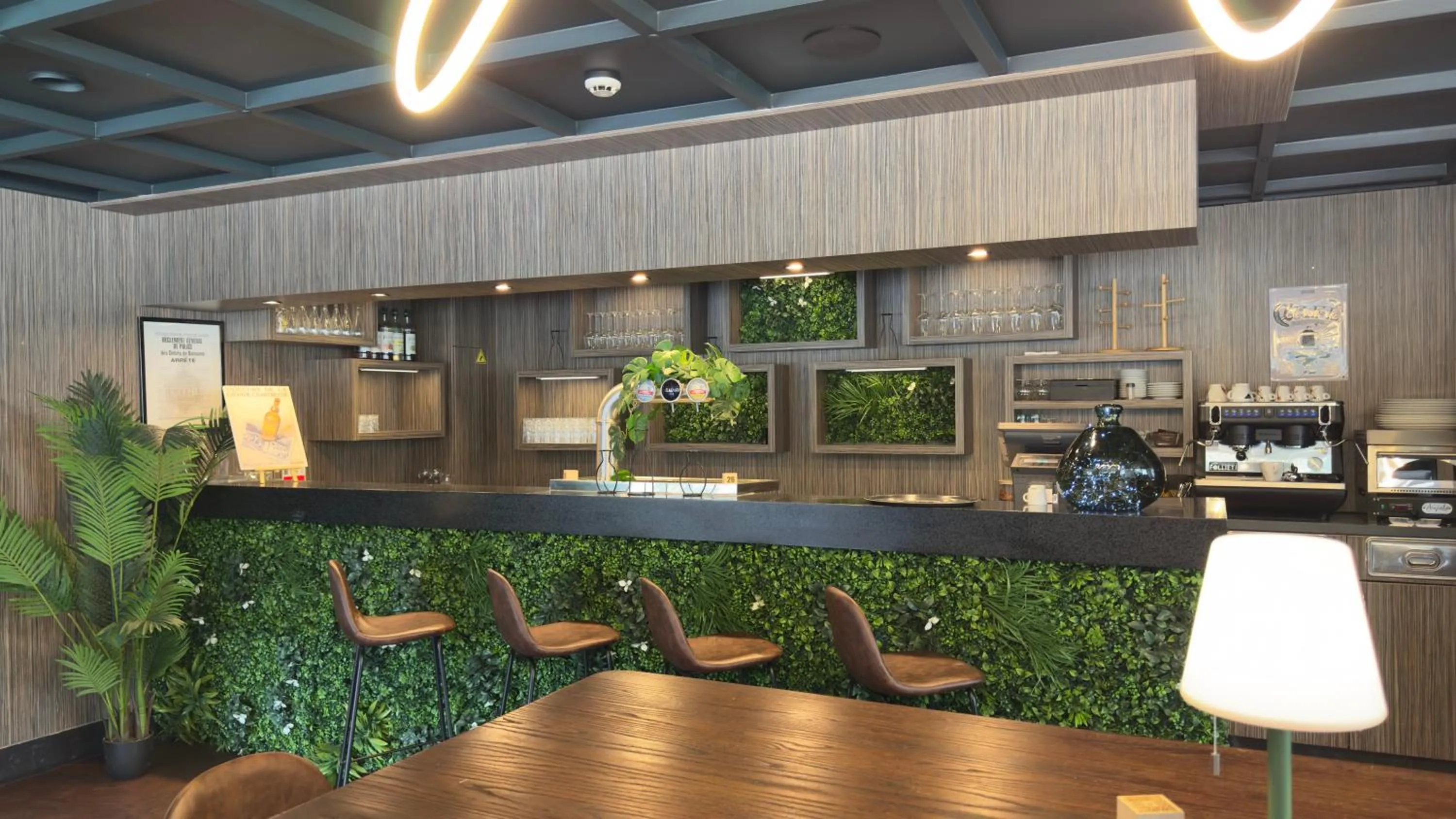 Lounge or bar in Best Western Voiron Centre