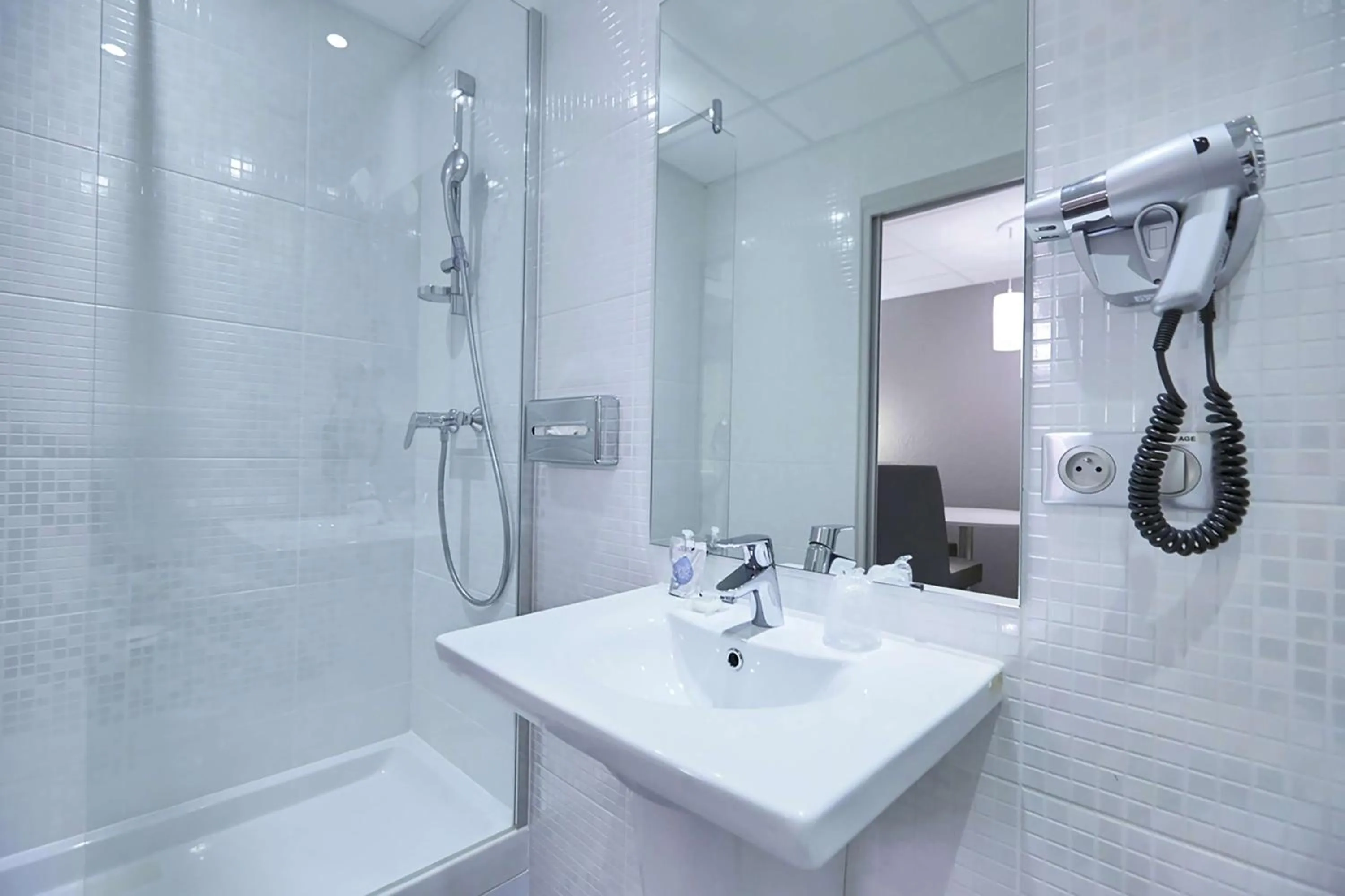 Shower in Best Western Voiron Centre