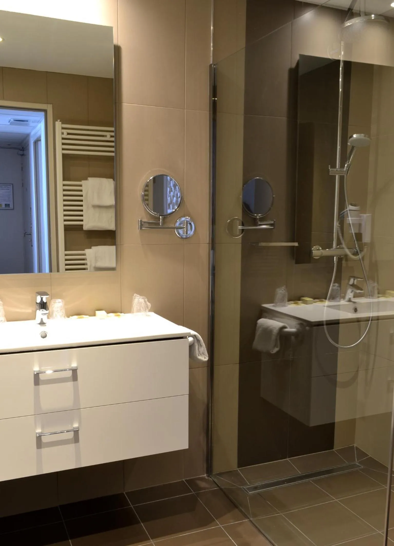 Bathroom in Logis Hôtel Restaurant LE MONARQUE