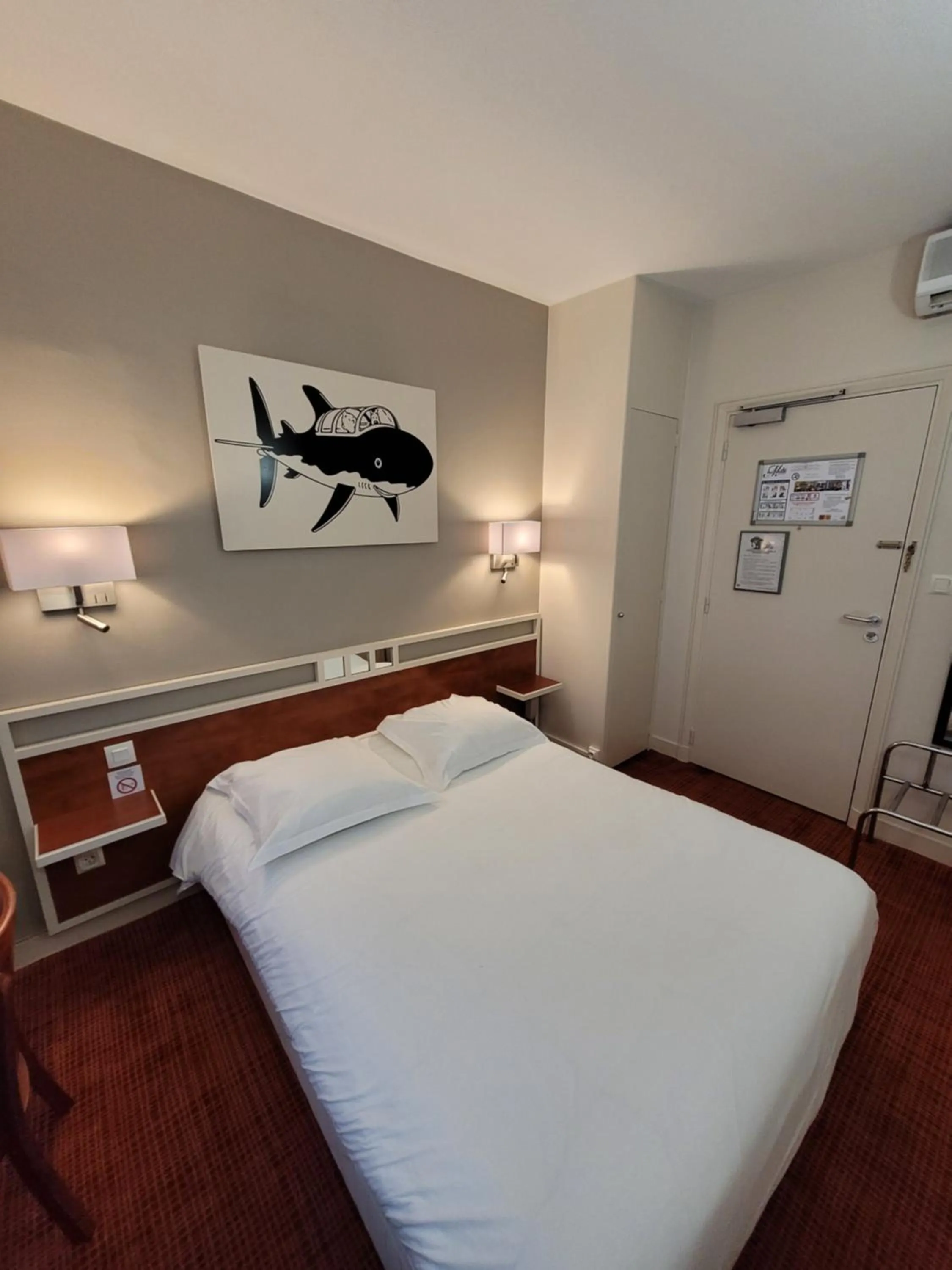 Photo of the whole room, Bed in Logis Hôtel Restaurant LE MONARQUE