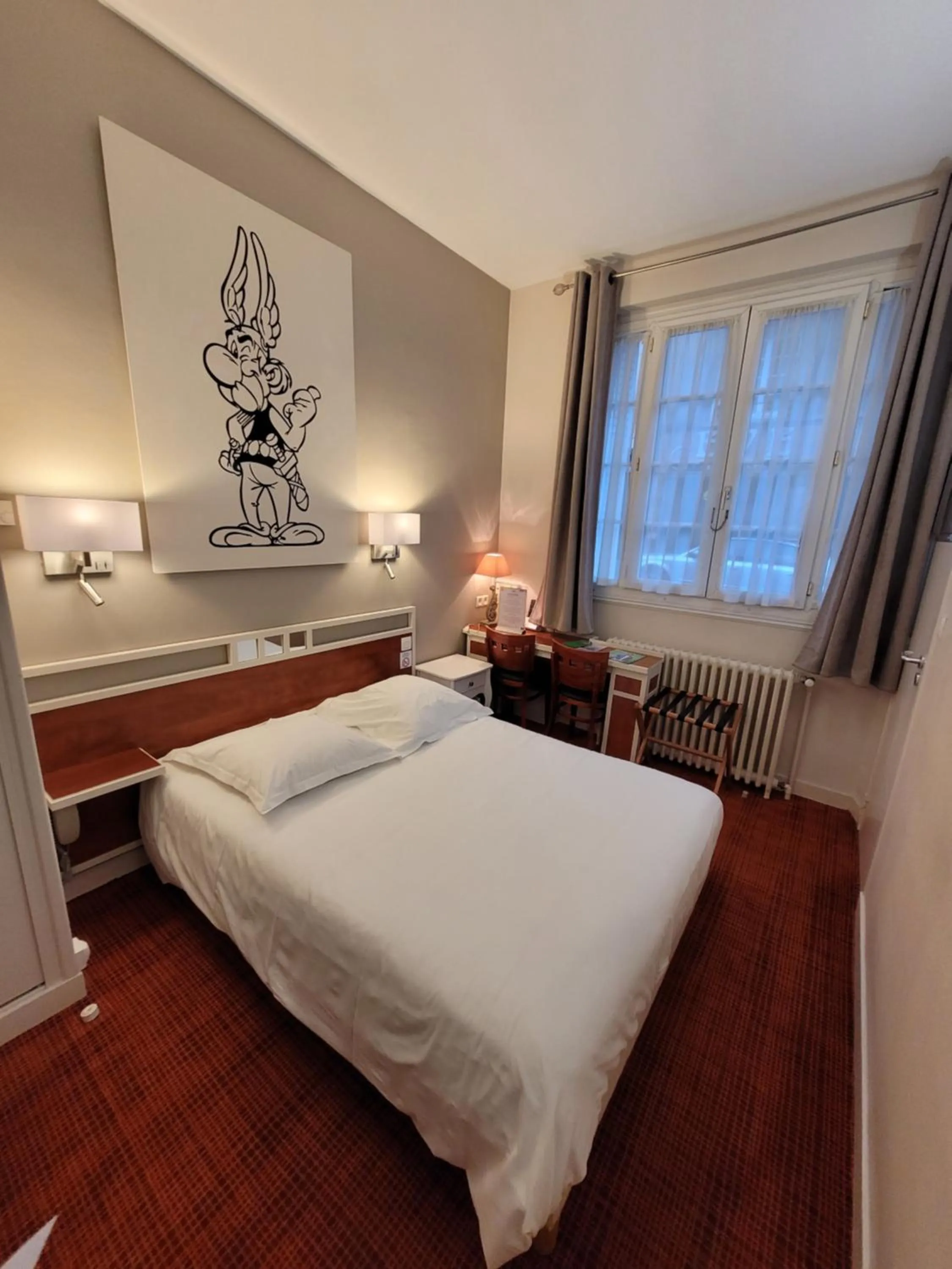 Photo of the whole room, Bed in Logis Hôtel Restaurant LE MONARQUE