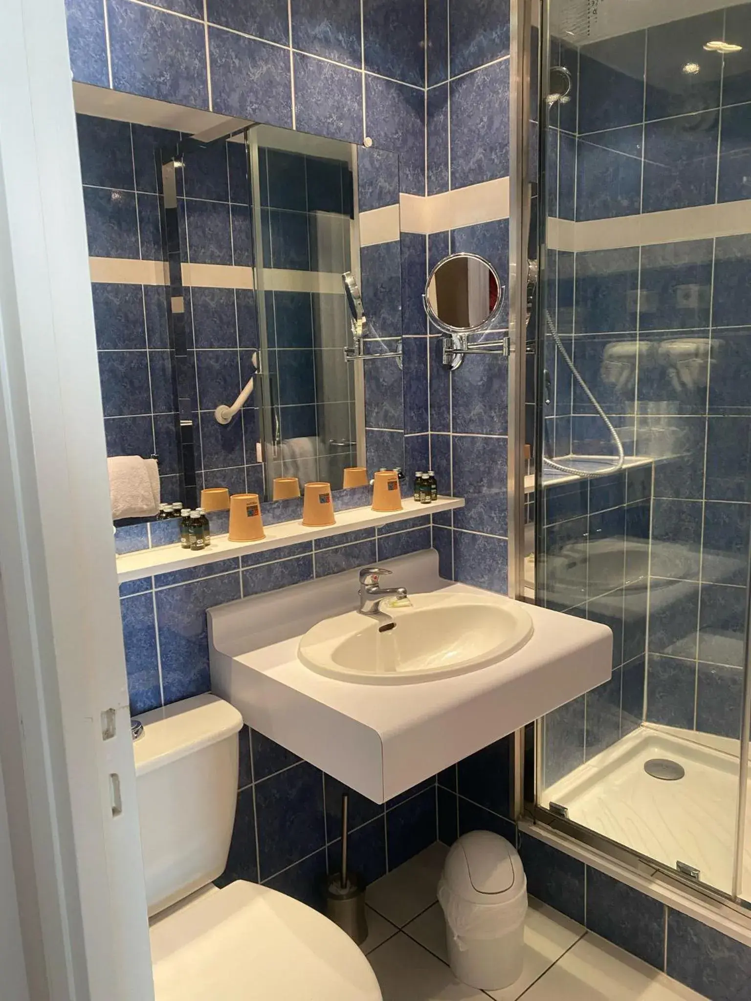 Triple Room with Private Bathroom in Logis Hôtel Restaurant LE MONARQUE Triple Room with Private Bathroom in Logis Hôtel Restaurant LE MONARQUE