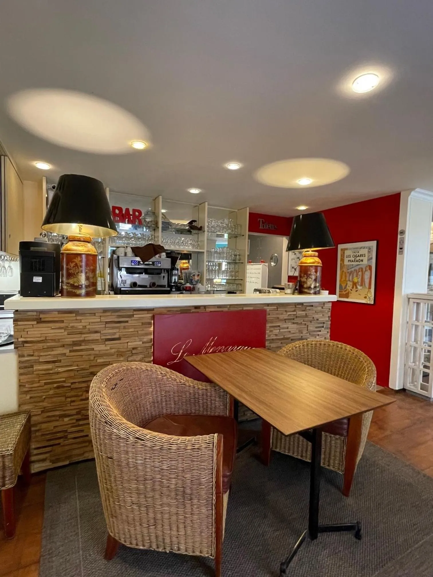 Lounge or bar in Logis Hôtel Restaurant LE MONARQUE