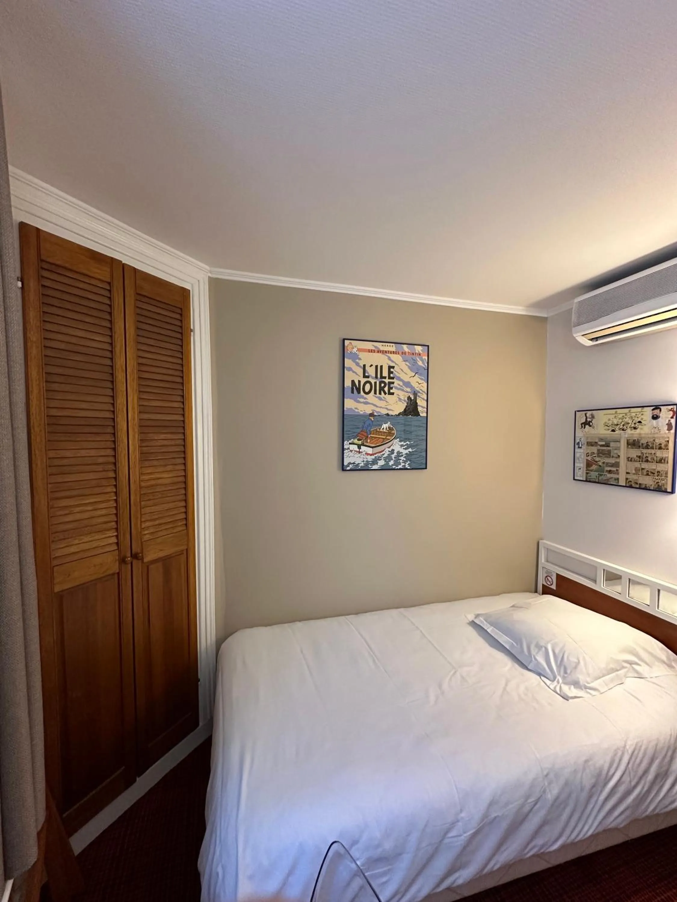 Photo of the whole room, Bed in Logis Hôtel Restaurant LE MONARQUE