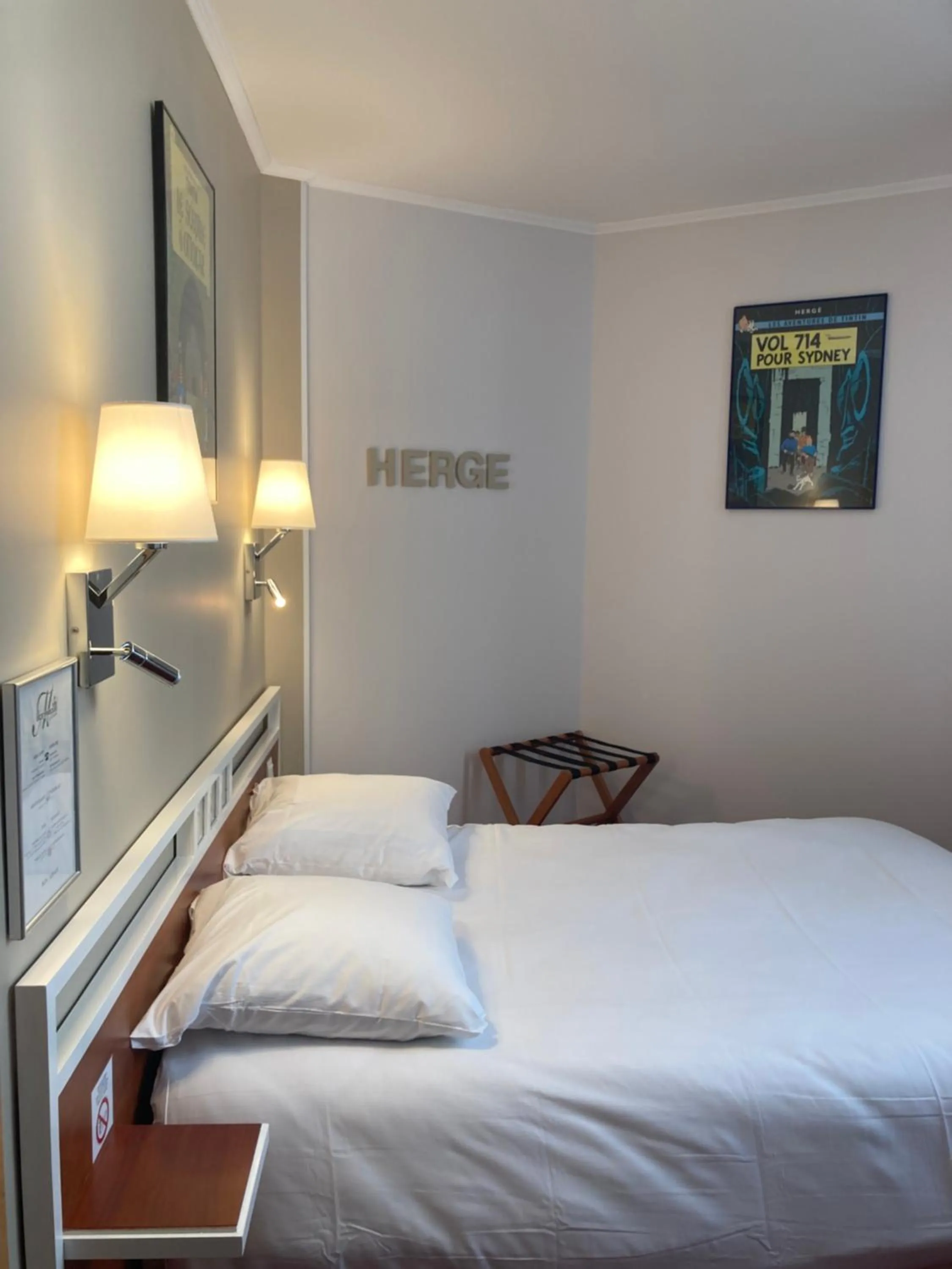 Bed in Logis Hôtel Restaurant LE MONARQUE