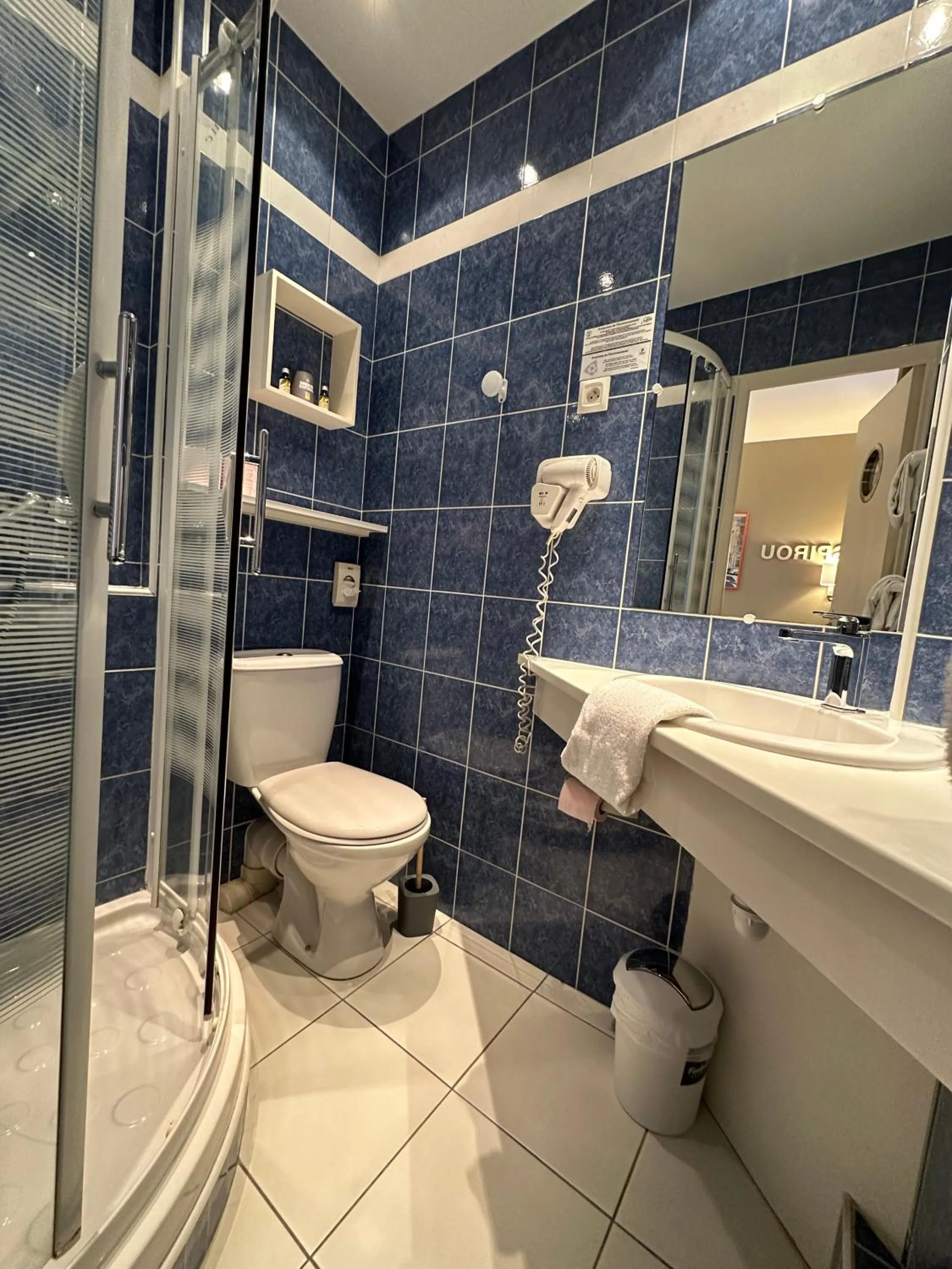 Bathroom in Logis Hôtel Restaurant LE MONARQUE