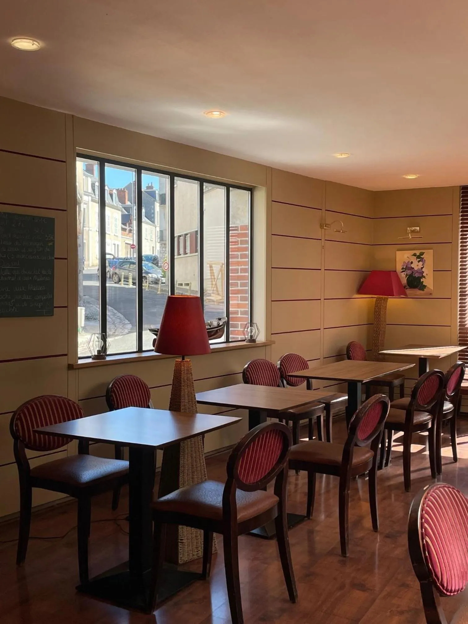 Restaurant/places to eat in Logis Hôtel Restaurant LE MONARQUE