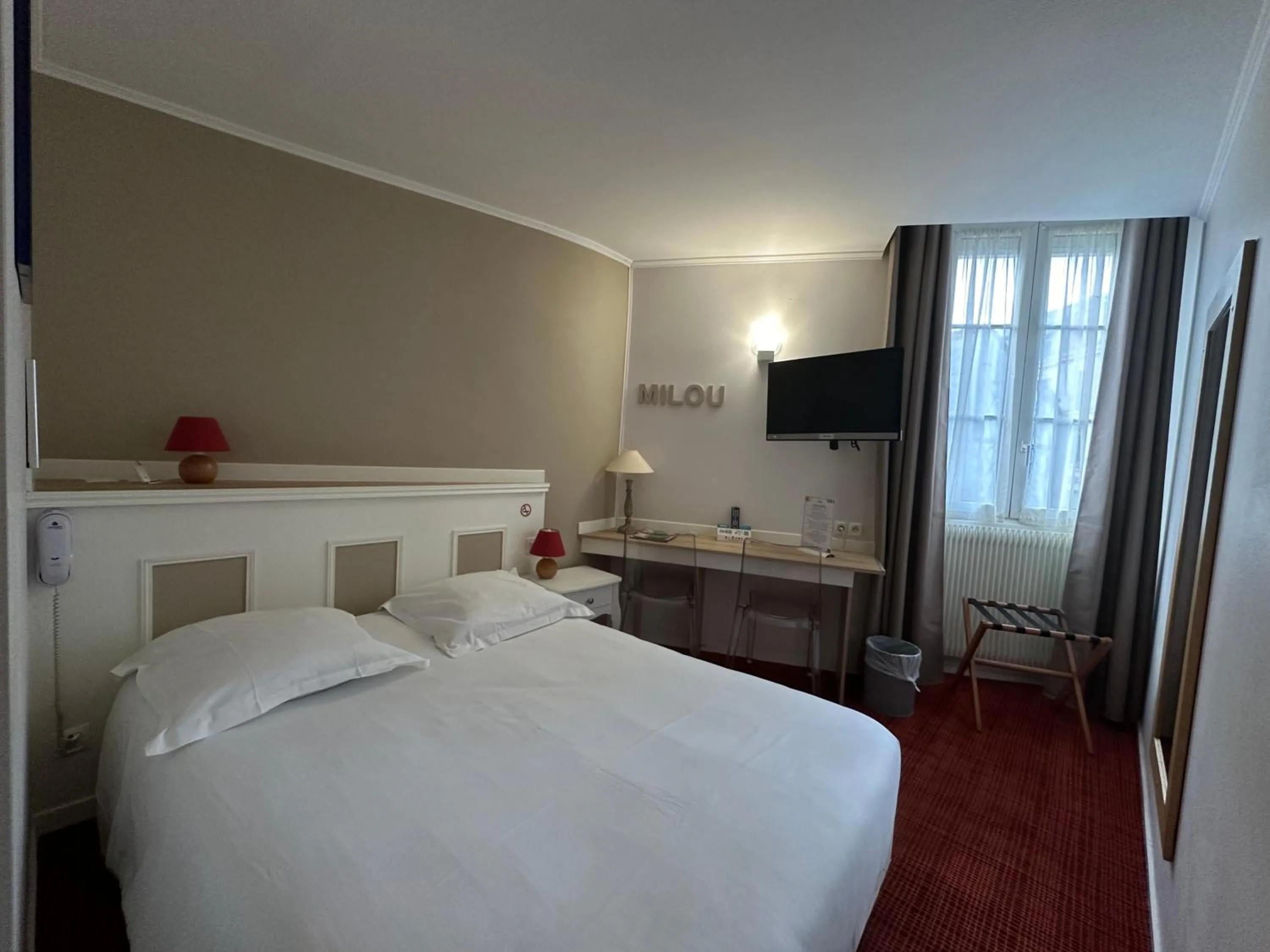 Photo of the whole room, Bed in Logis Hôtel Restaurant LE MONARQUE