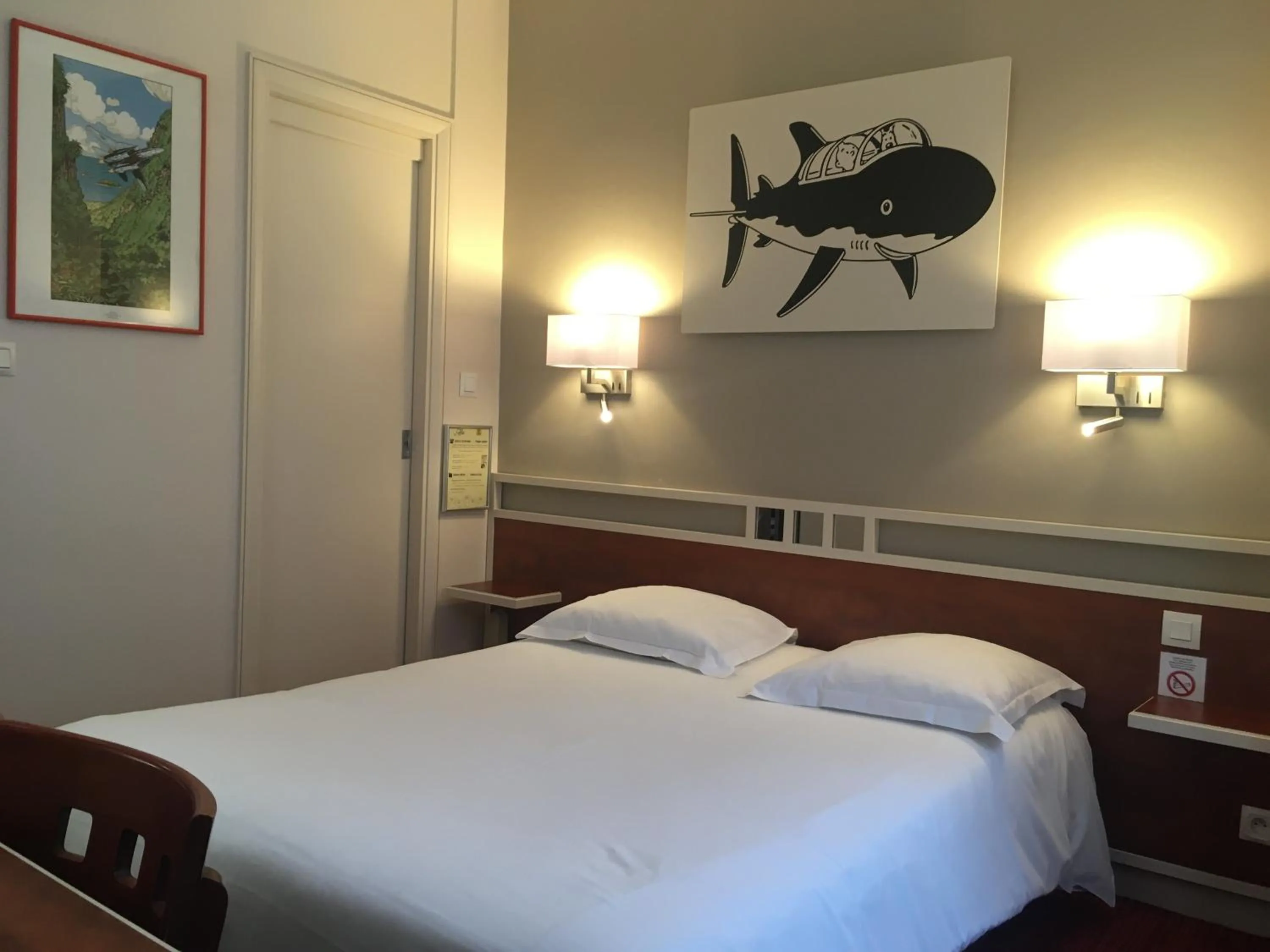 Photo of the whole room, Bed in Logis Hôtel Restaurant LE MONARQUE