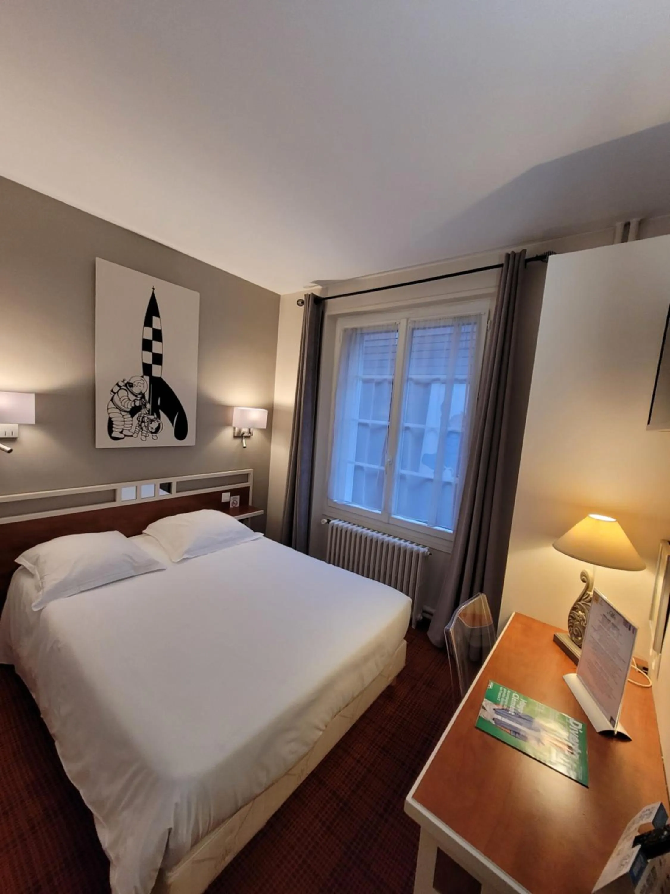 Photo of the whole room, Bed in Logis Hôtel Restaurant LE MONARQUE
