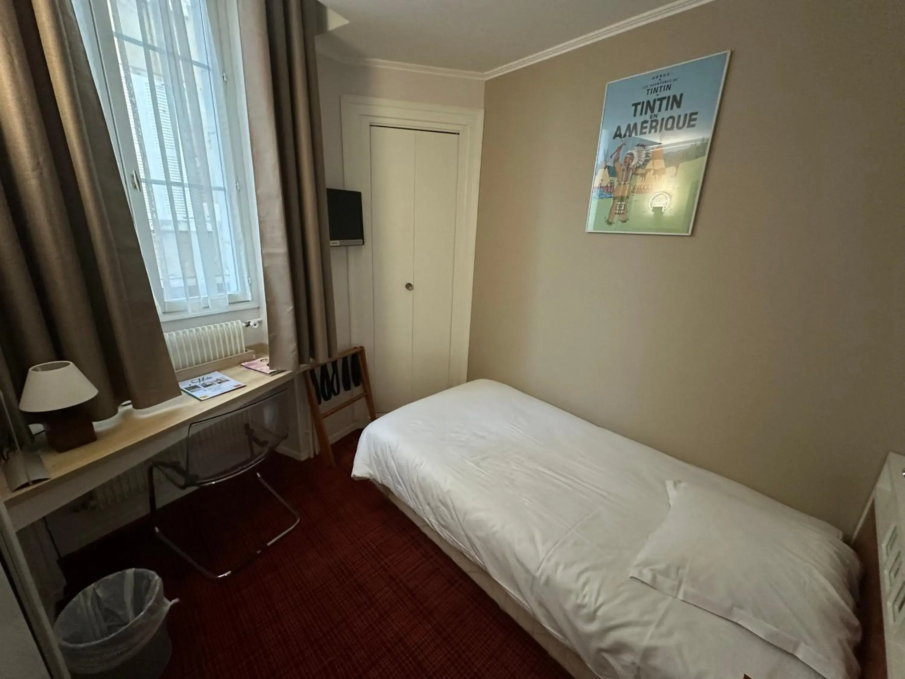 Single Room - Bed 35 in in Logis Hôtel Restaurant LE MONARQUE Single Room - Bed 35 in in Logis Hôtel Restaurant LE MONARQUE