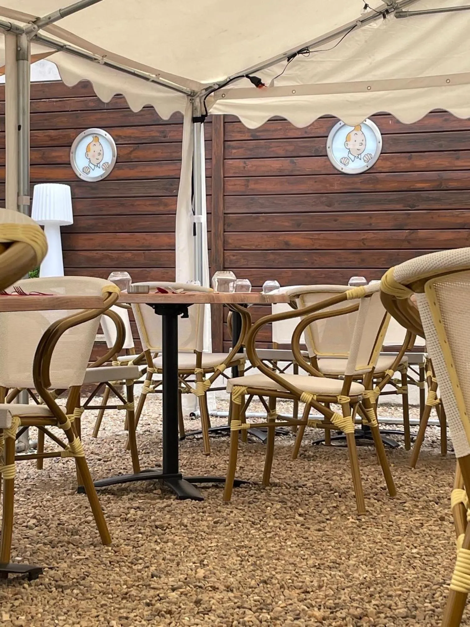 Patio in Logis Hôtel Restaurant LE MONARQUE