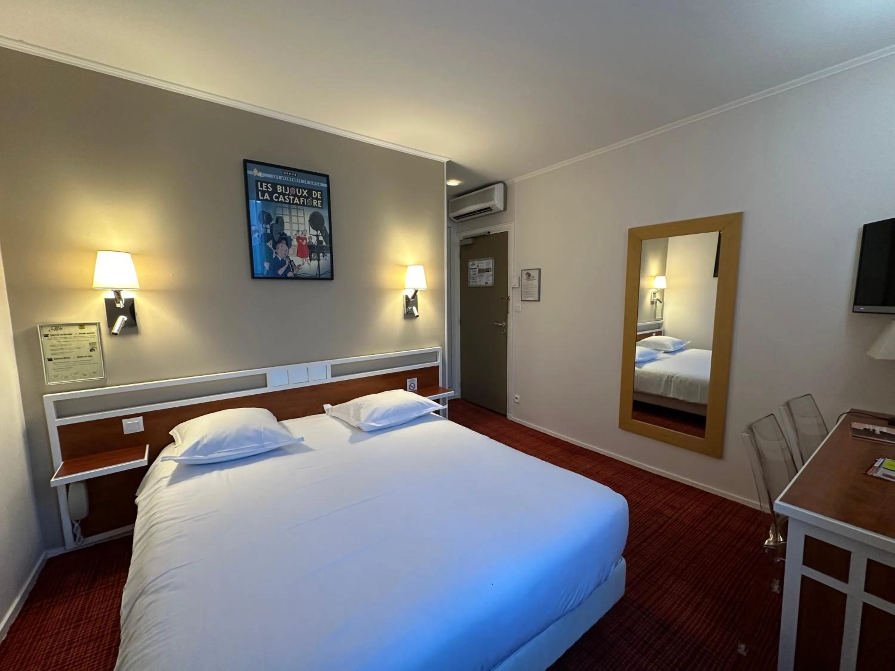 Photo of the whole room, Bed in Logis Hôtel Restaurant LE MONARQUE