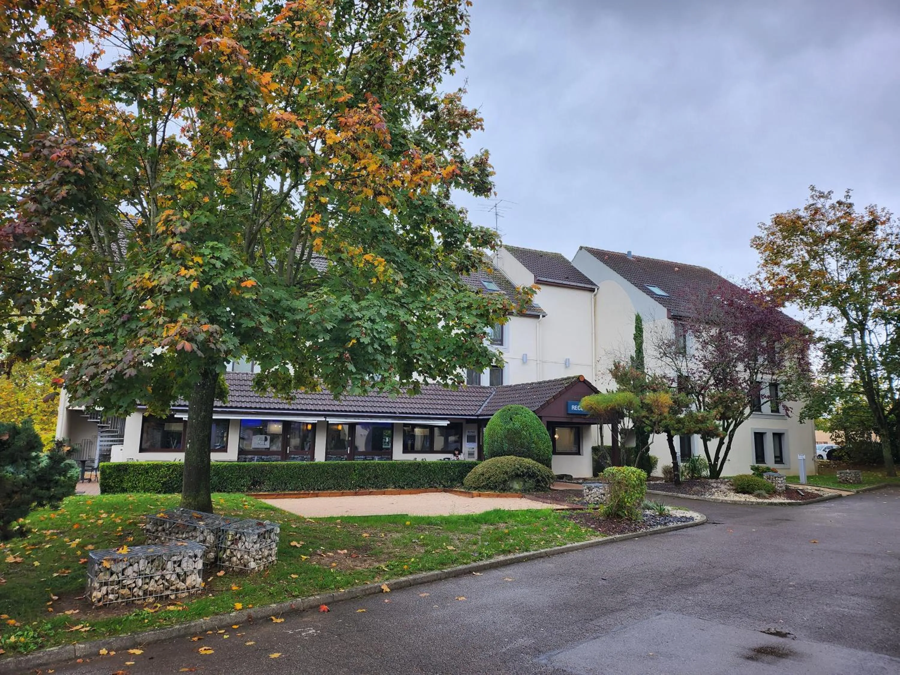 Property building in Kyriad Dijon Est Mirande