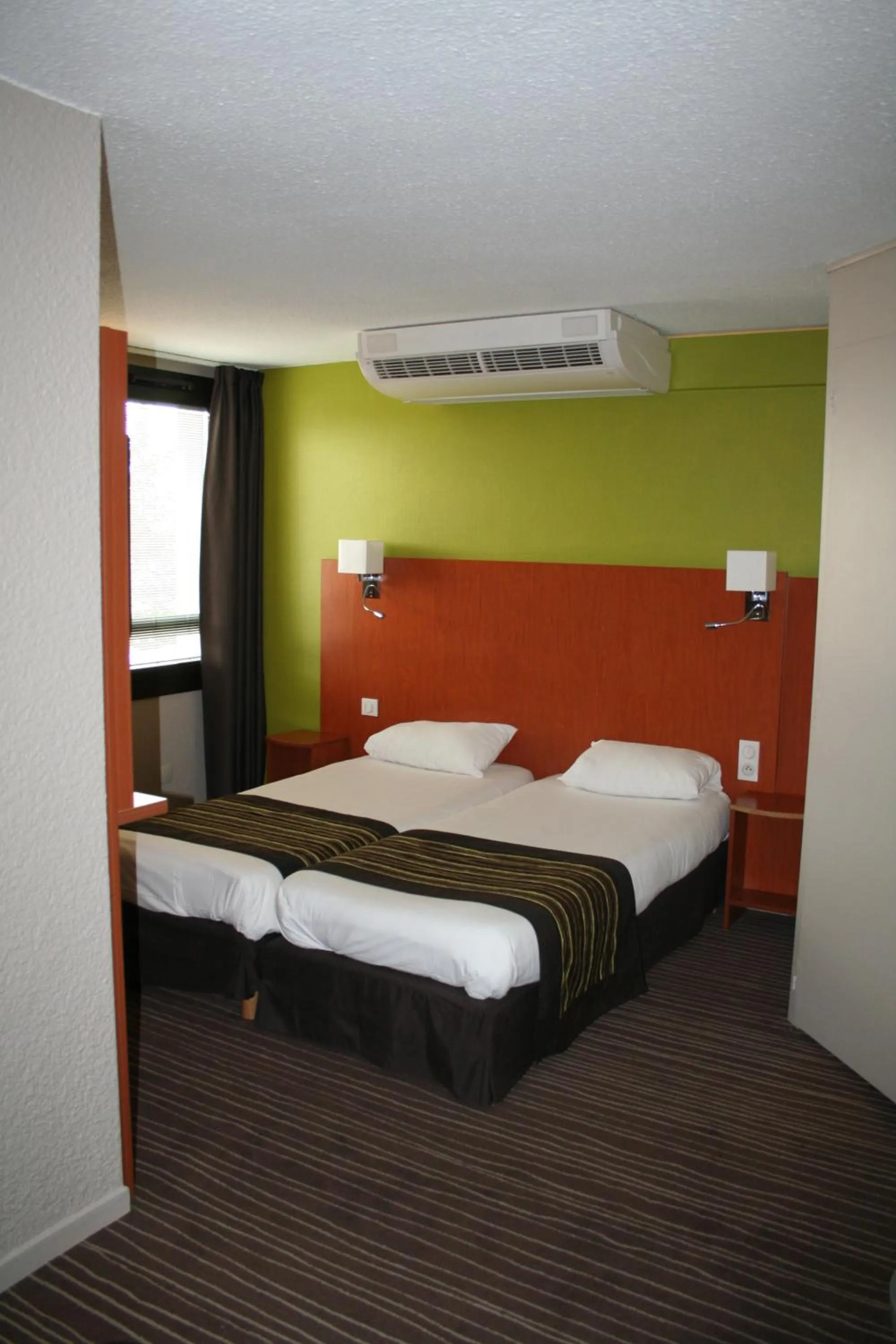 Photo of the whole room, Bed in Kyriad Dijon Est Mirande