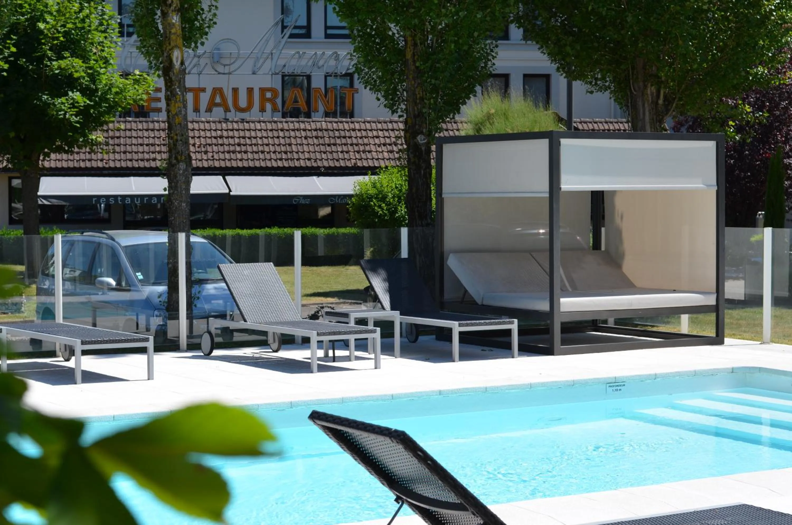 Swimming pool in Kyriad Dijon Est Mirande