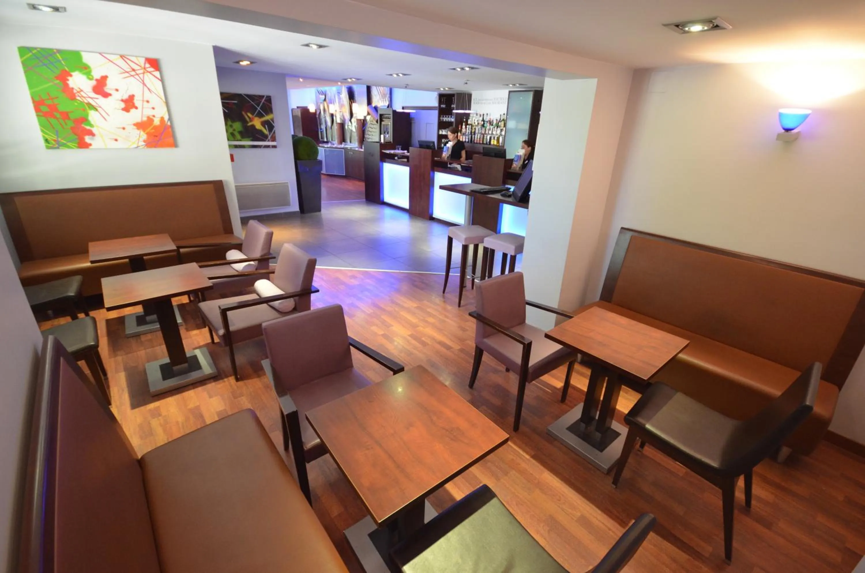 Seating area in Kyriad Dijon Est Mirande