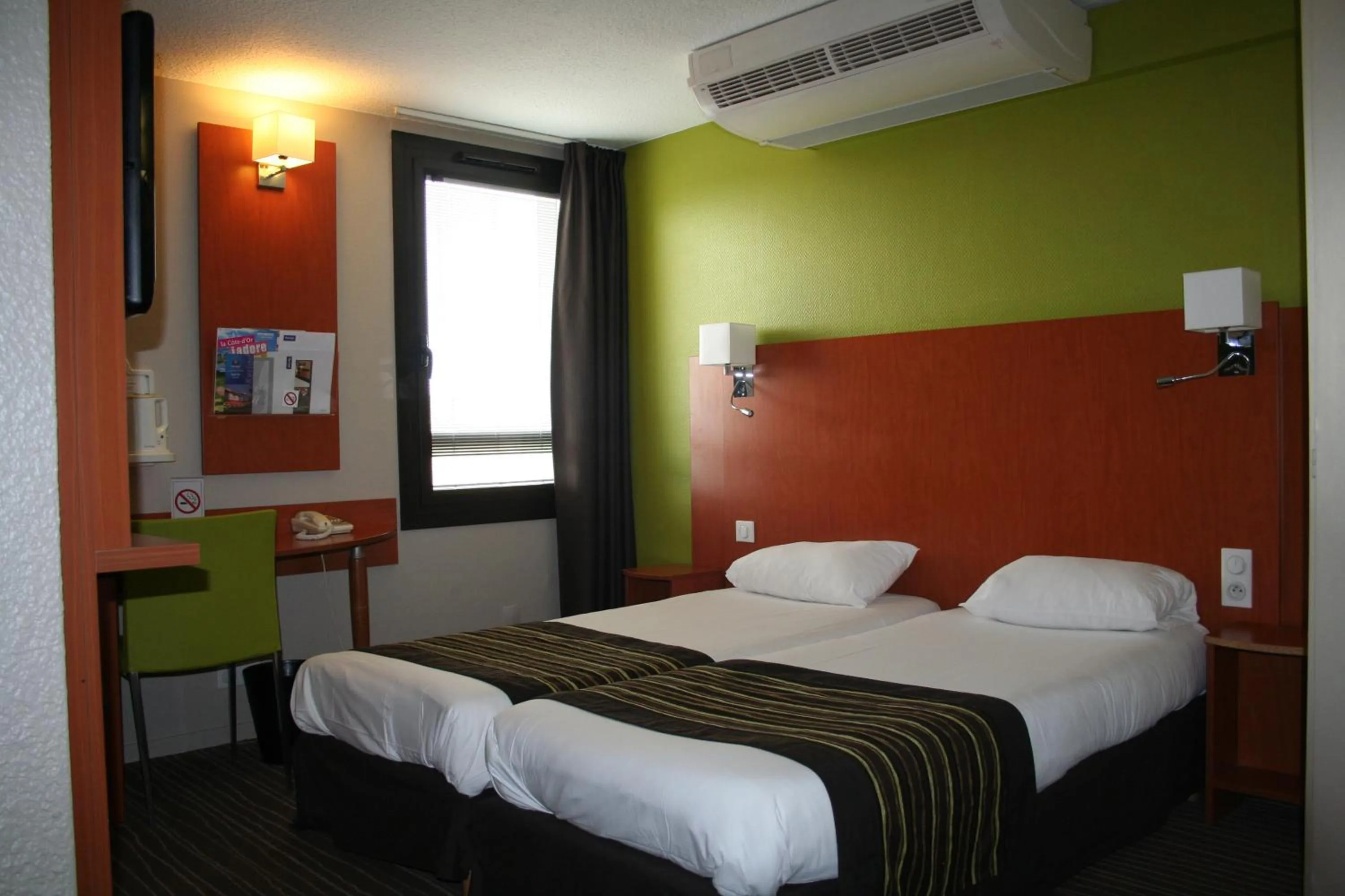 Photo of the whole room, Bed in Kyriad Dijon Est Mirande