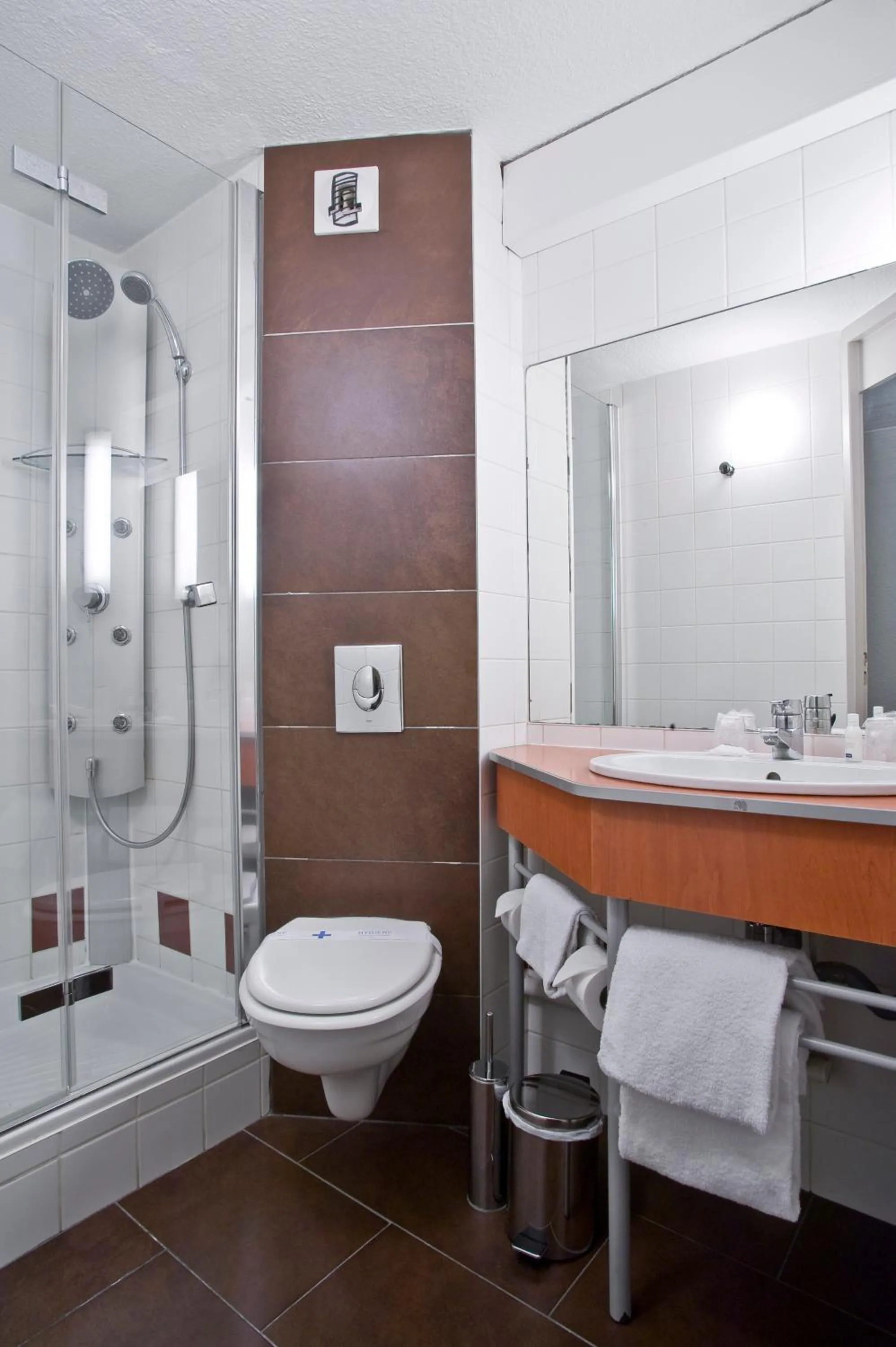 Bathroom in Kyriad Dijon Est Mirande