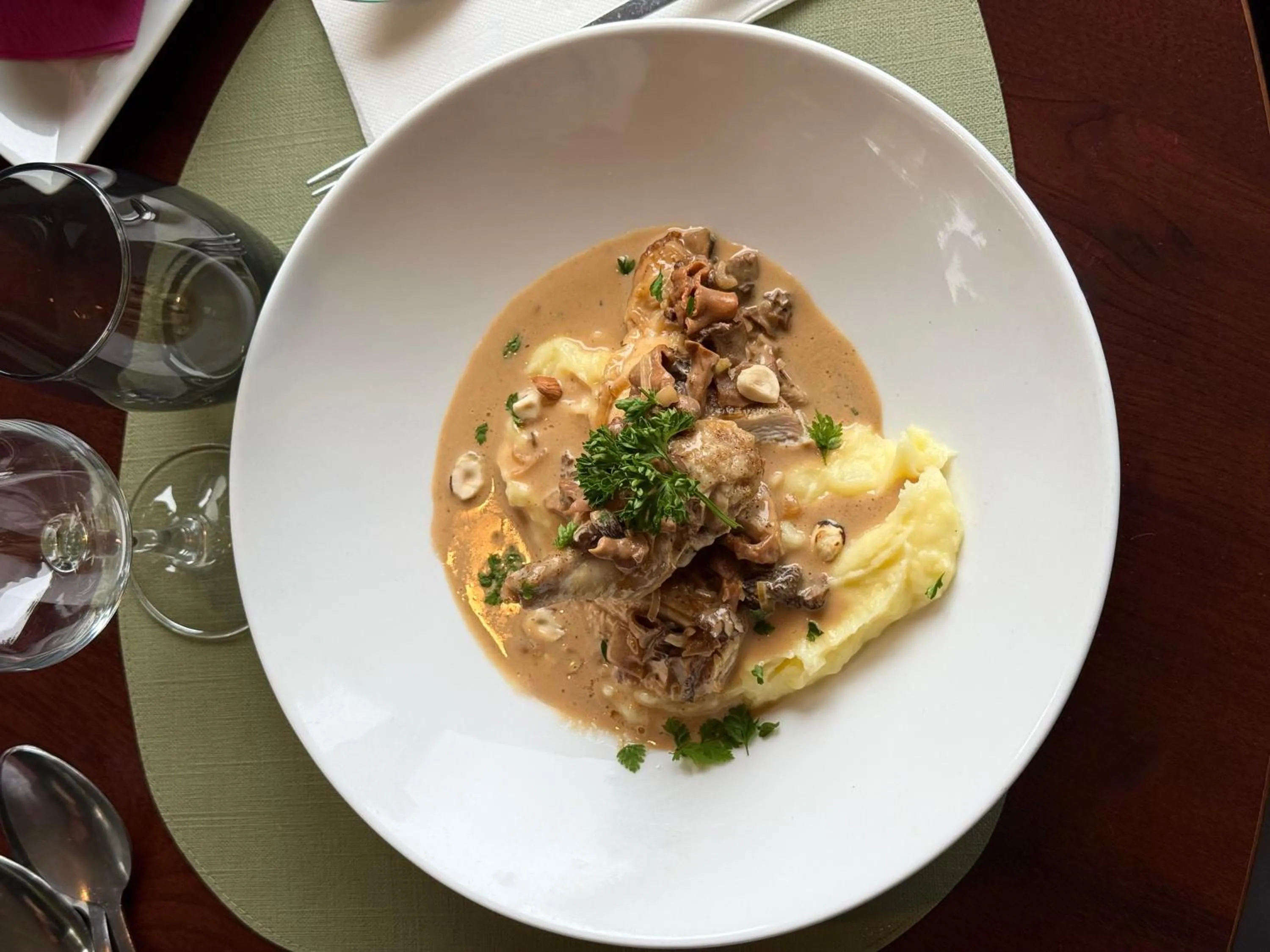 Food and drinks in Kyriad Dijon Est Mirande