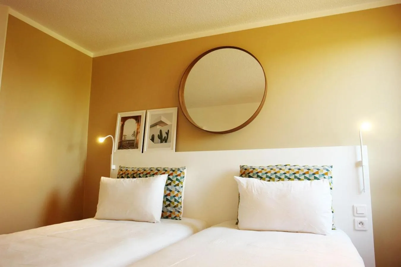 Bed in Brit Hotel Marseille Aéroport