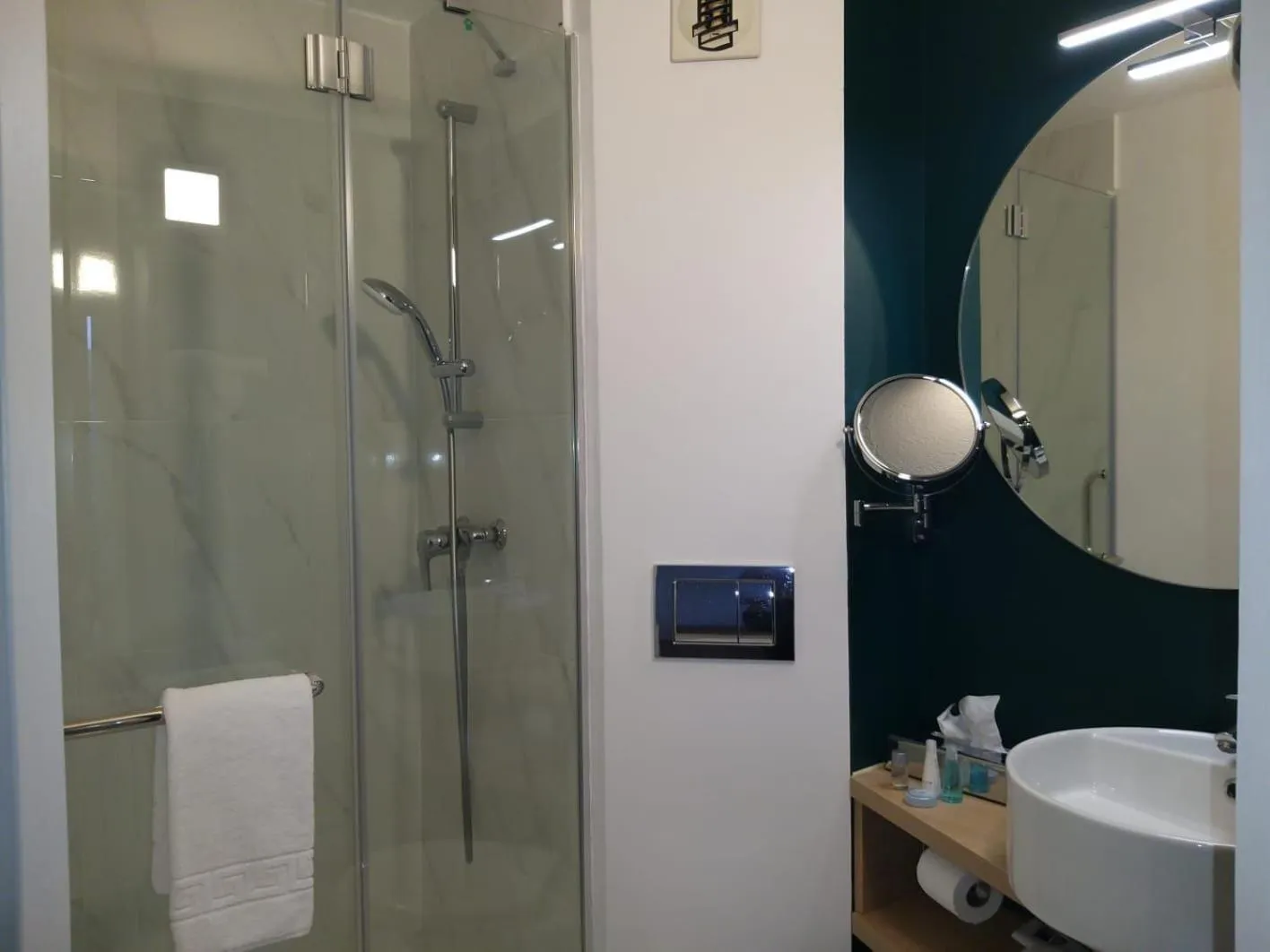 Shower in Brit Hotel Marseille Aéroport