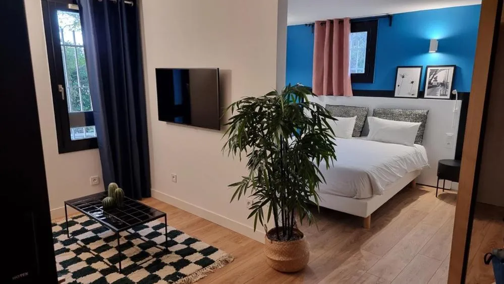 Communal lounge/ TV room, Bed in Brit Hotel Marseille Aéroport